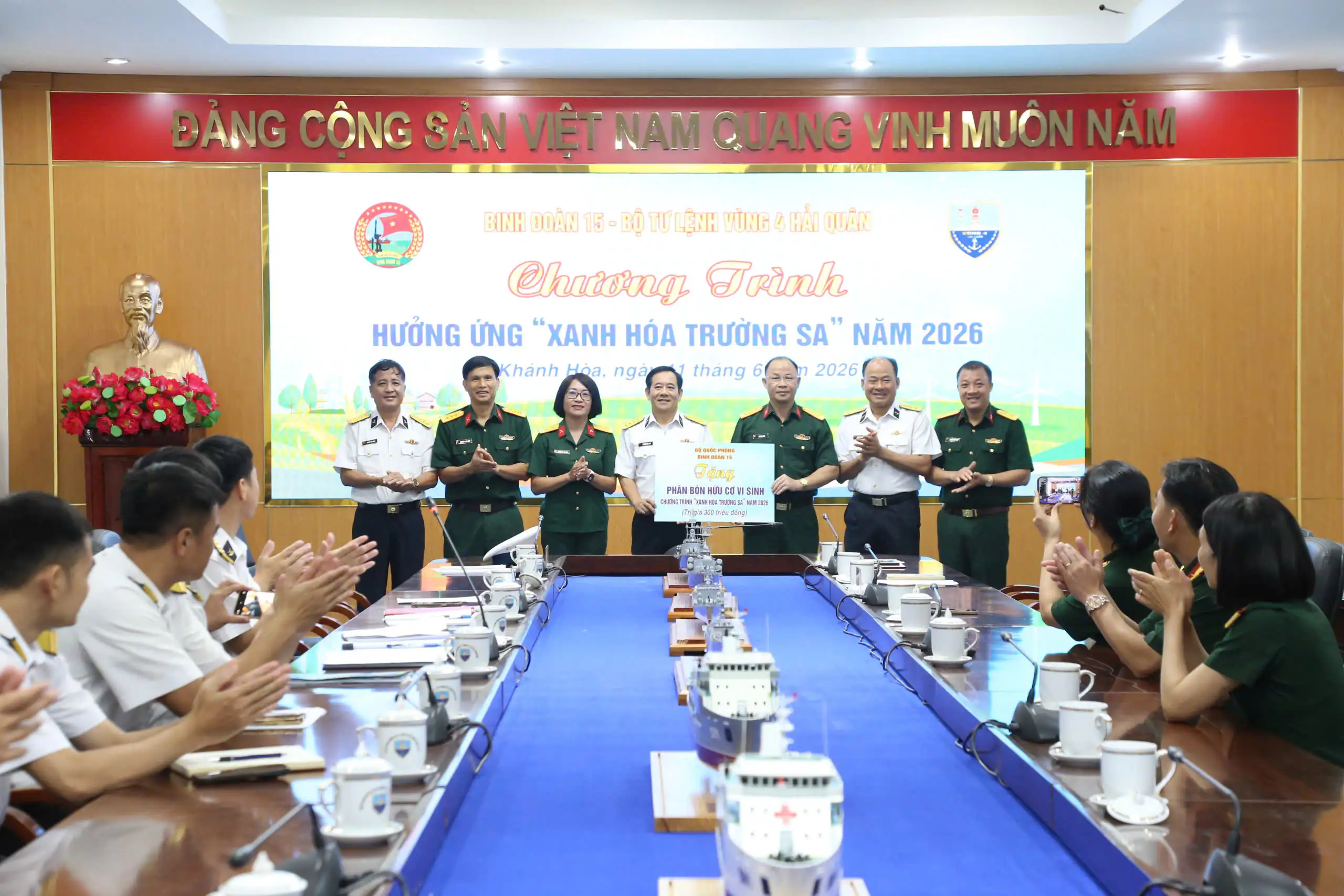 Vùng 4 Hải quân tiếp nhận 50 tấn phân bón từ Binh đoàn 15