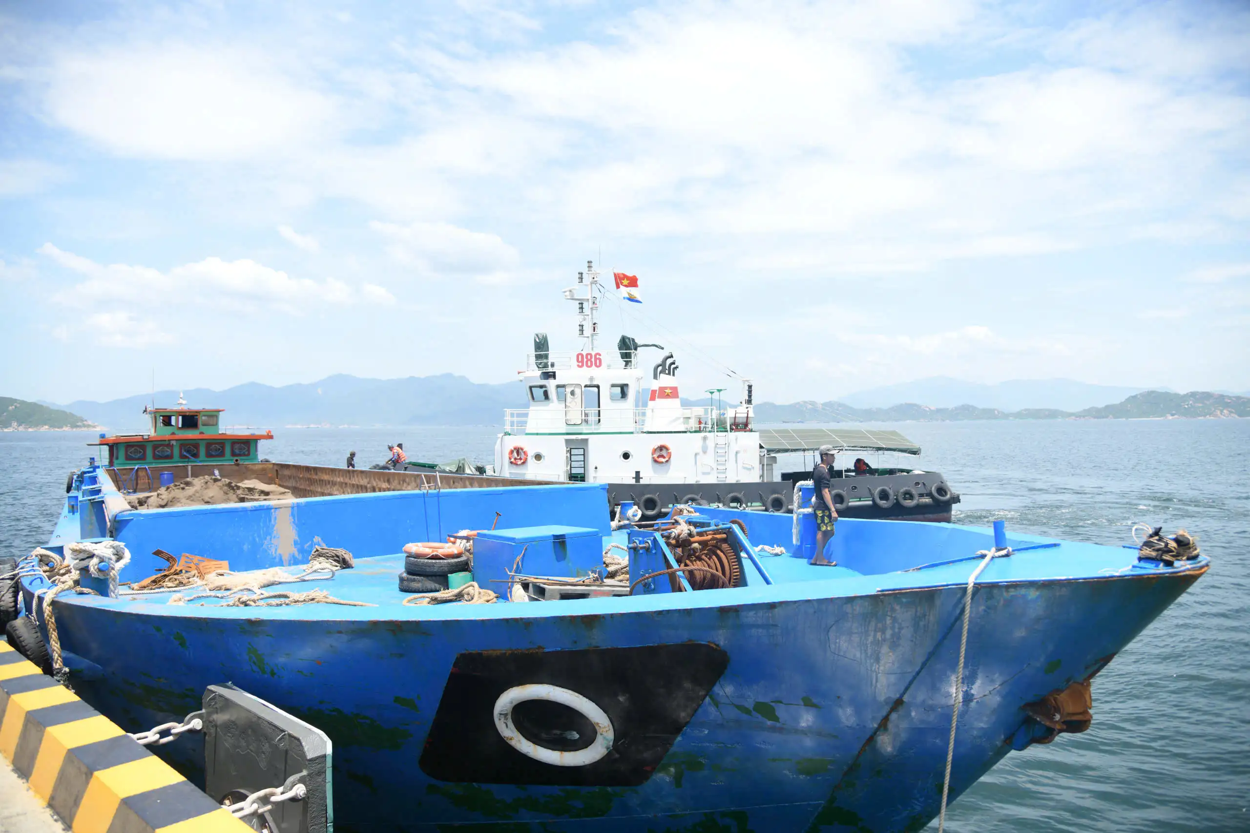 Tàu 950 cứu hộ thành công sà lan bị trôi dạt