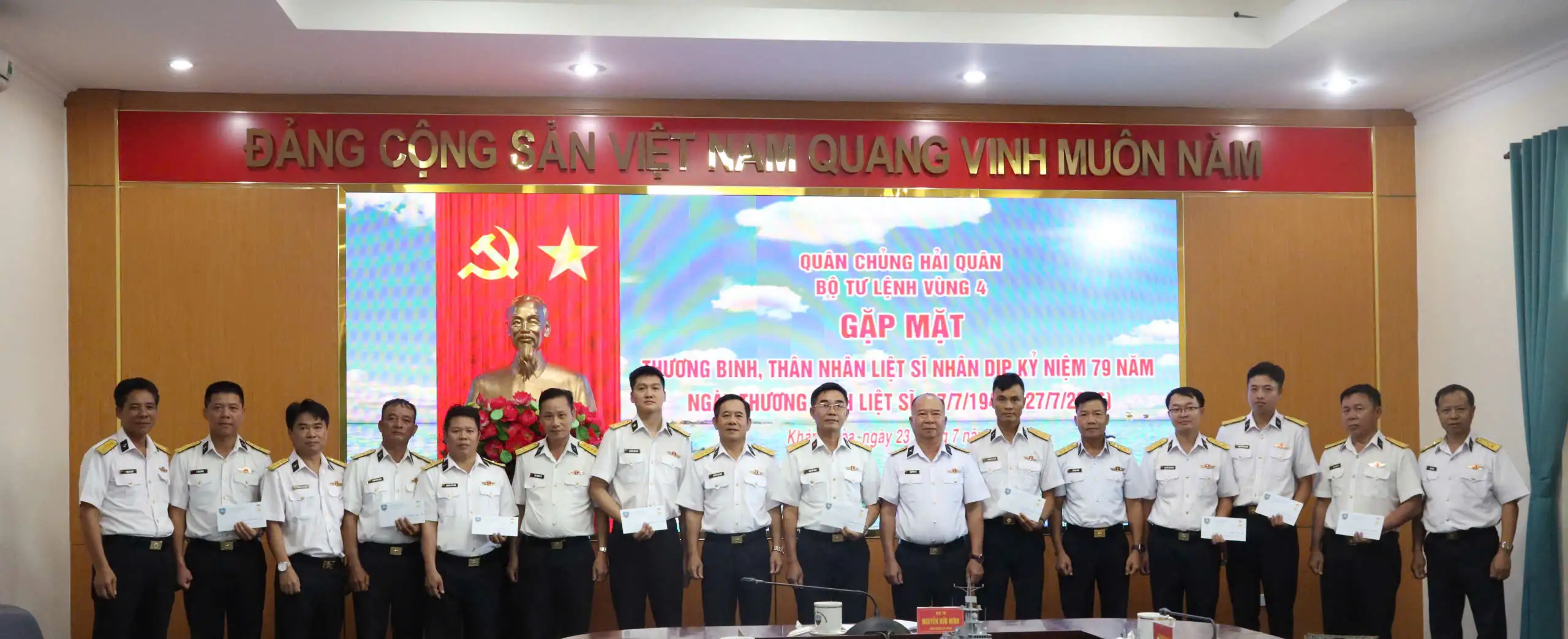 Vùng 4 Hải quân: Gặp mặt, tặng quà tri ân các thương binh, thân nhân liệt sĩ 1 Vùng 4 Hải quân: Gặp mặt, tặng quà tri ân các thương binh, thân nhân liệt sĩ