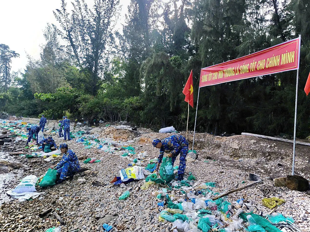 Tiểu đoàn 458 và Tiểu đoàn 455 hưởng ứng “Thứ Bảy tình nguyện, Ngày chủ nhật xanh” - Tri ân các Anh hùng liệt sĩ. 3 Tiểu đoàn 458 và Tiểu đoàn 455 hưởng ứng “Thứ Bảy tình nguyện, Ngày chủ nhật xanh” – Tri ân các Anh hùng liệt sĩ.