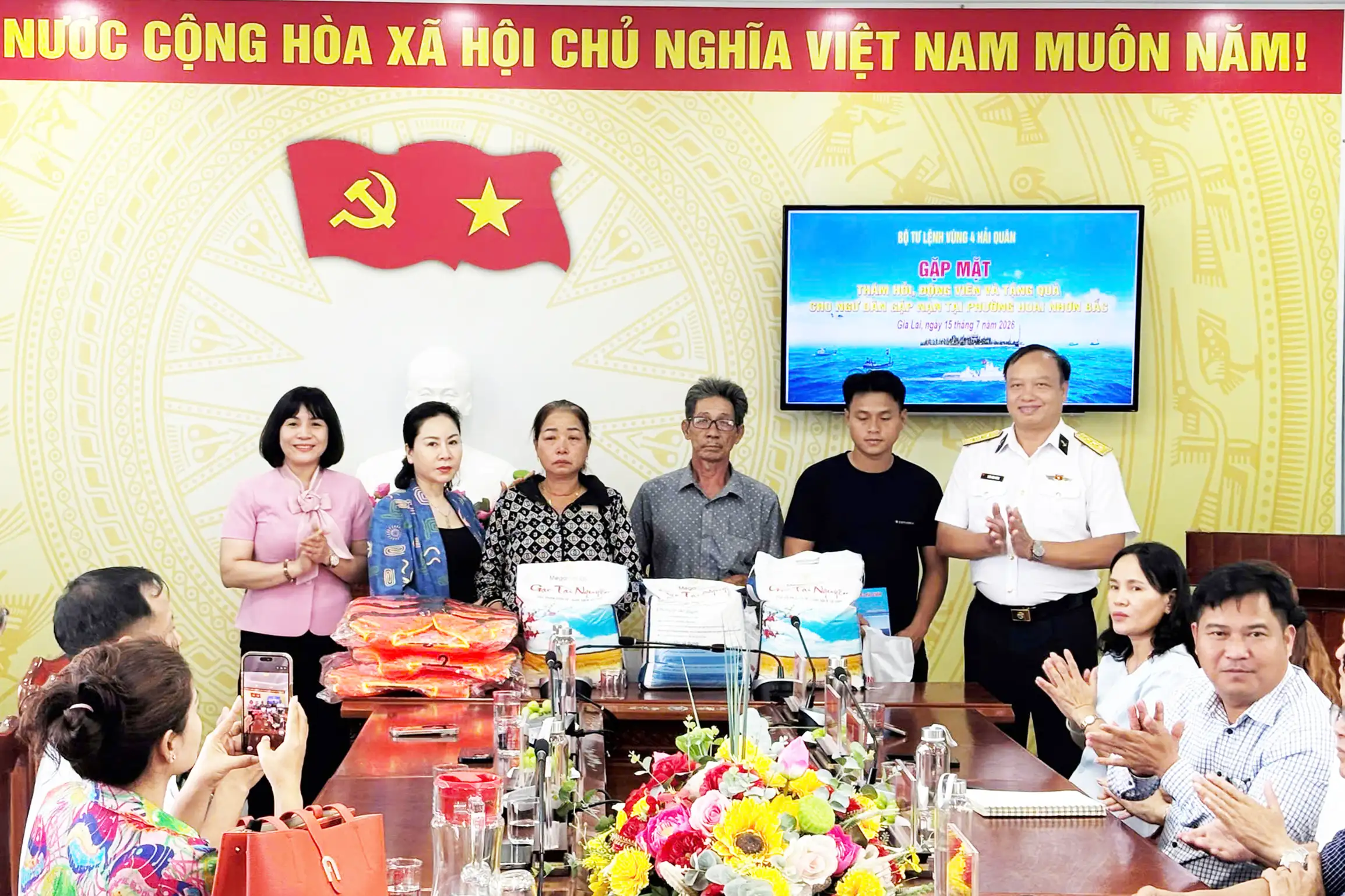 Lữ đoàn 162, Vùng 4 Hải quân thăm, tặng quà ngư dân Gia Lai bị thiệt hại do hỏa hoạn