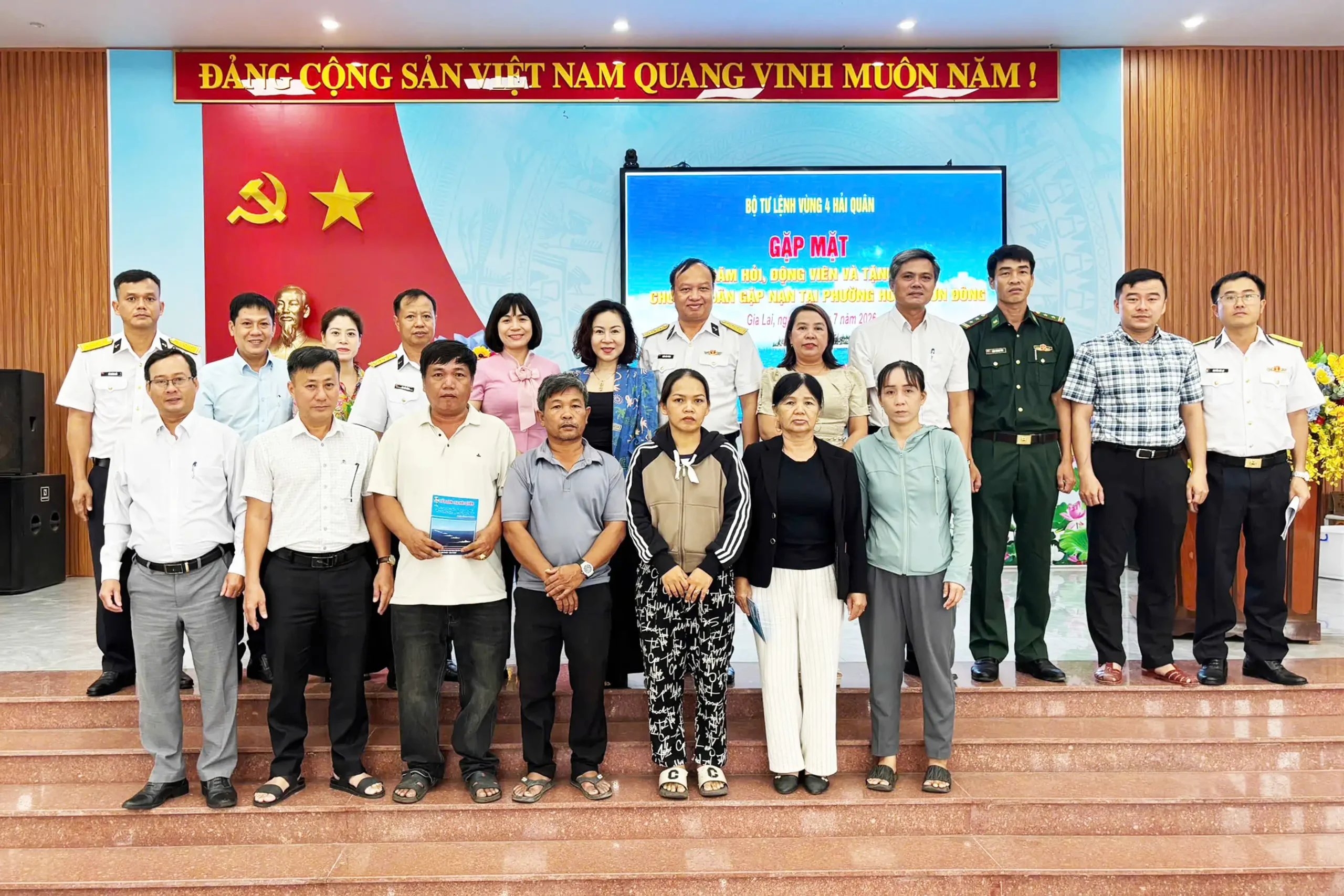 Lữ đoàn 162, Vùng 4 Hải quân thăm, tặng quà ngư dân Gia Lai bị thiệt hại do hỏa hoạn