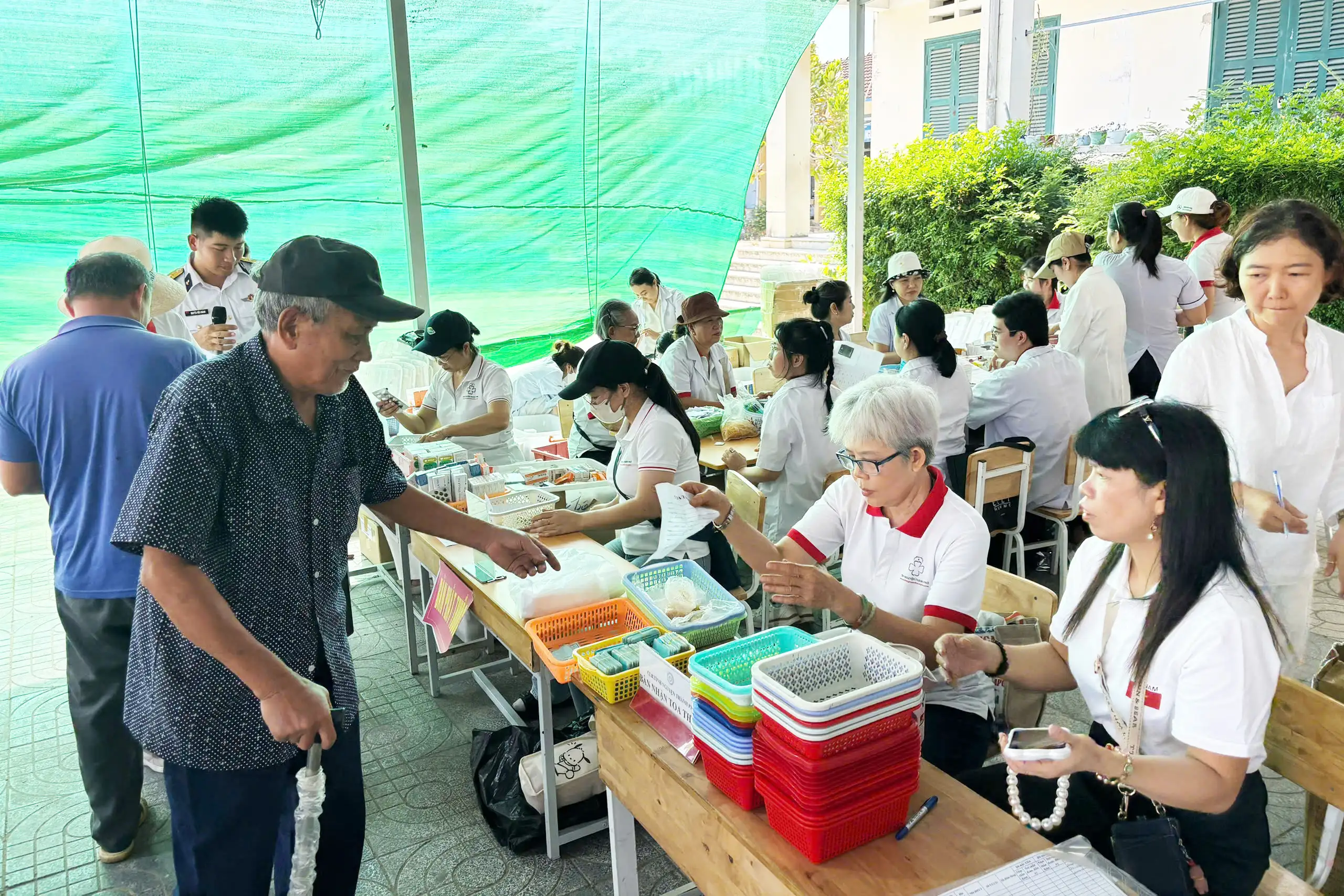 Lữ đoàn 162 phối hợp khám bệnh, tri ân gia đình chính sách tại xã Cam Lâm