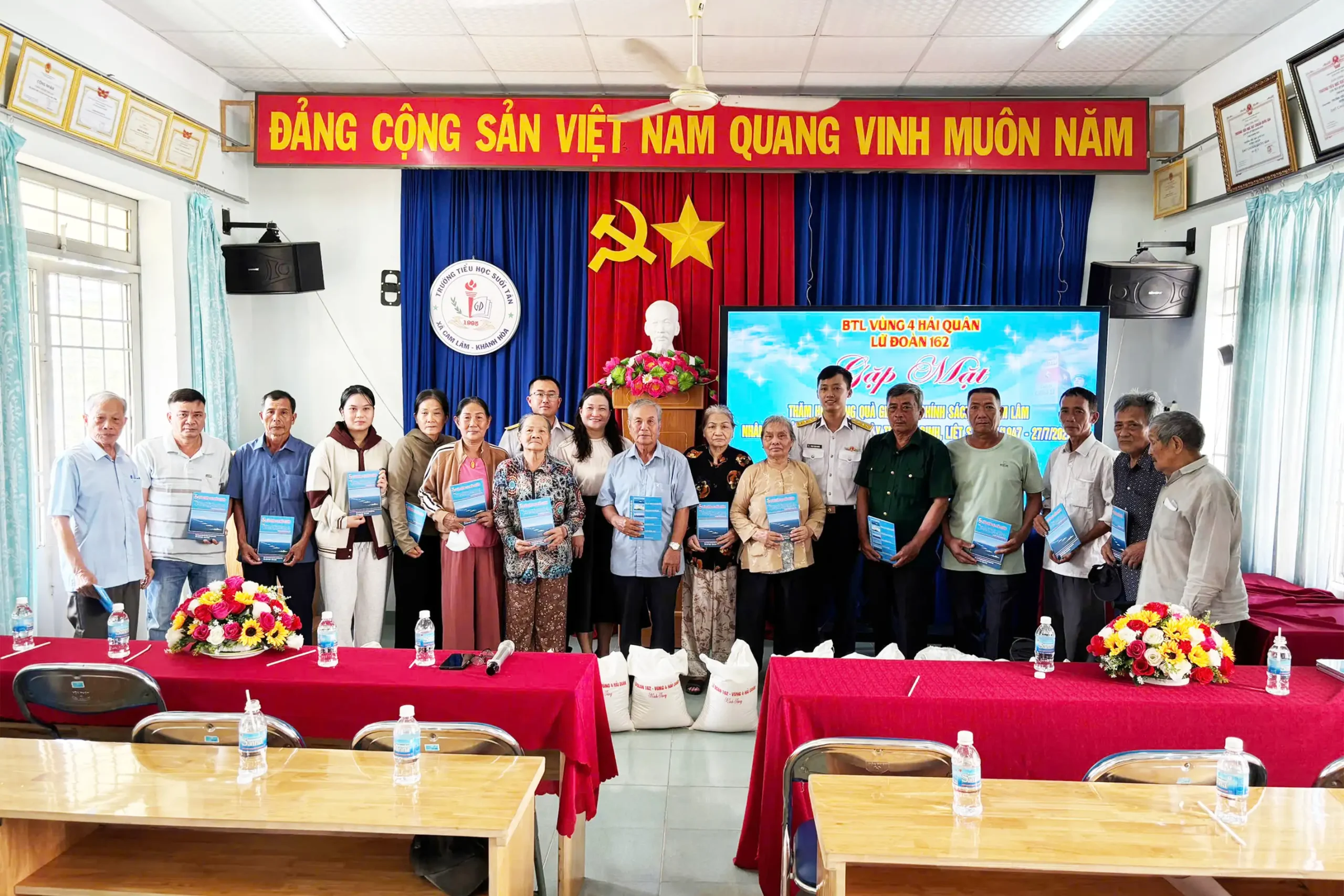 Lữ đoàn 162 phối hợp khám bệnh, tri ân gia đình chính sách tại xã Cam Lâm