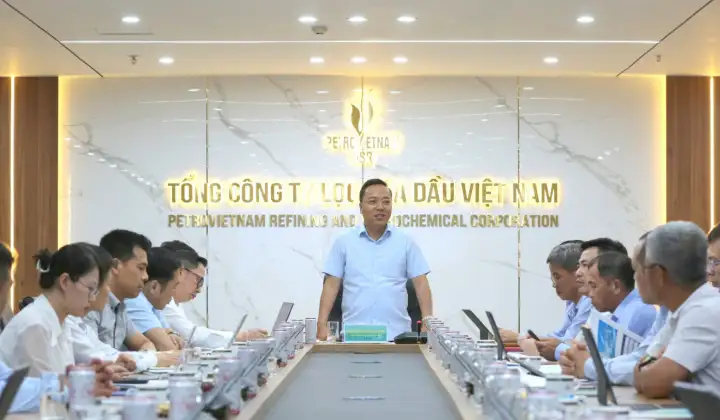 Thứ trưởng Nguyễn Hoàng Long làm việc với BSR về việc đẩy mạnh sản xuất xăng dầu, đáp ứng nhu cầu trong nước góp phần đảm bảo an ninh năng lượng quốc gia