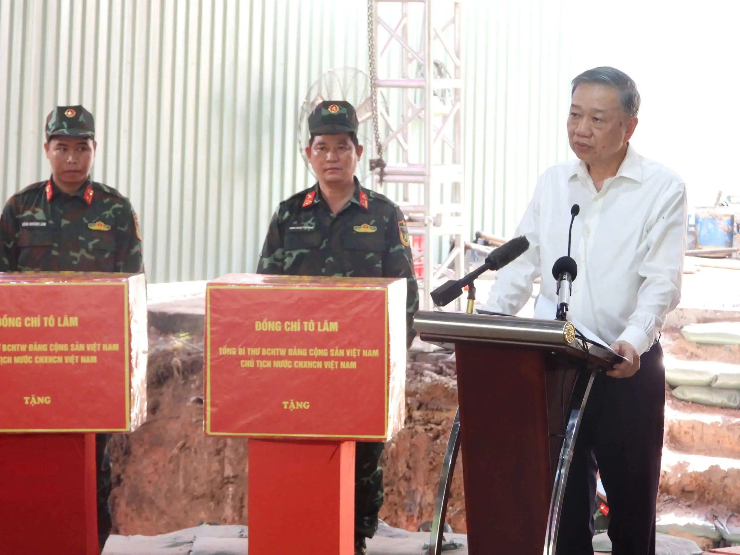Tổng Bí thư, Chủ tịch nước Tô Lâm dâng hương tưởng niệm các Anh hùng liệt sĩ tại Công viên Lê Thị Riêng