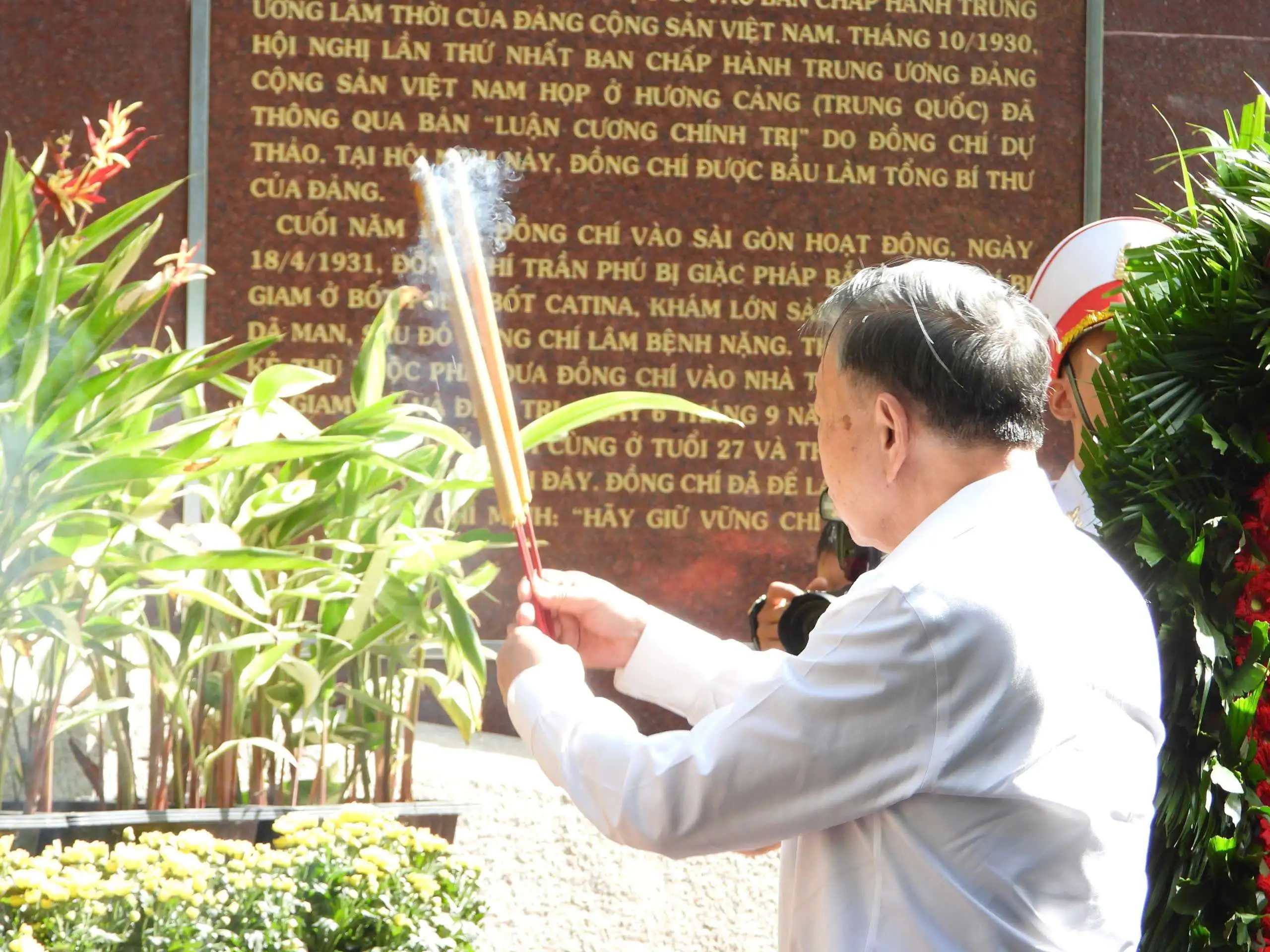 Tổng Bí thư, Chủ tịch nước Tô Lâm dâng hương tưởng niệm các Anh hùng liệt sĩ tại Công viên Lê Thị Riêng