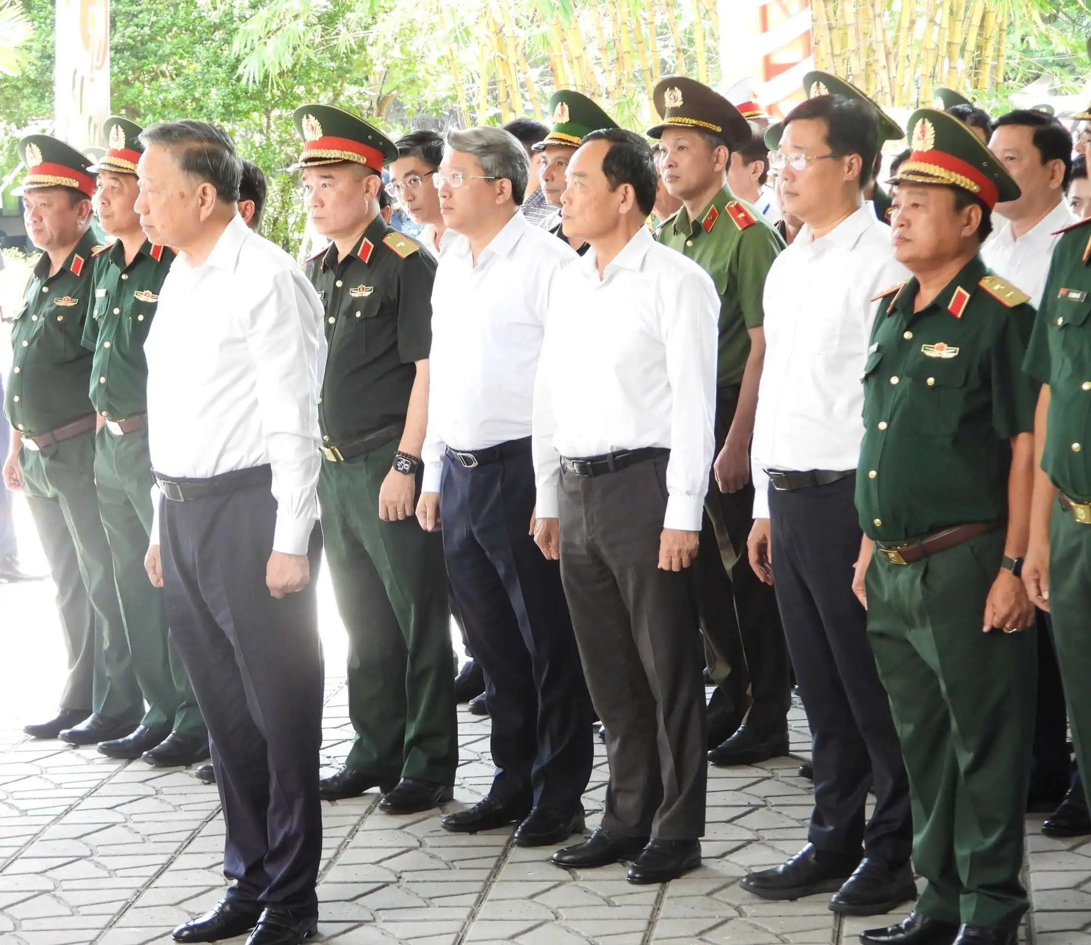 Tổng Bí thư, Chủ tịch nước Tô Lâm dâng hương tưởng niệm các Anh hùng liệt sĩ tại Công viên Lê Thị Riêng