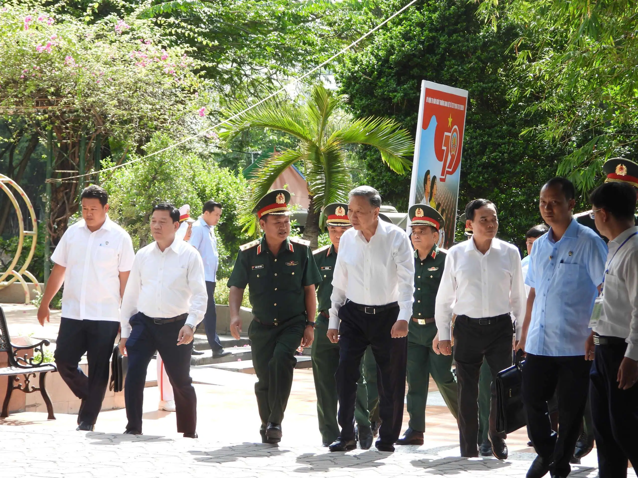 Tổng Bí thư, Chủ tịch nước Tô Lâm dâng hương tưởng niệm các Anh hùng liệt sĩ tại Công viên Lê Thị Riêng