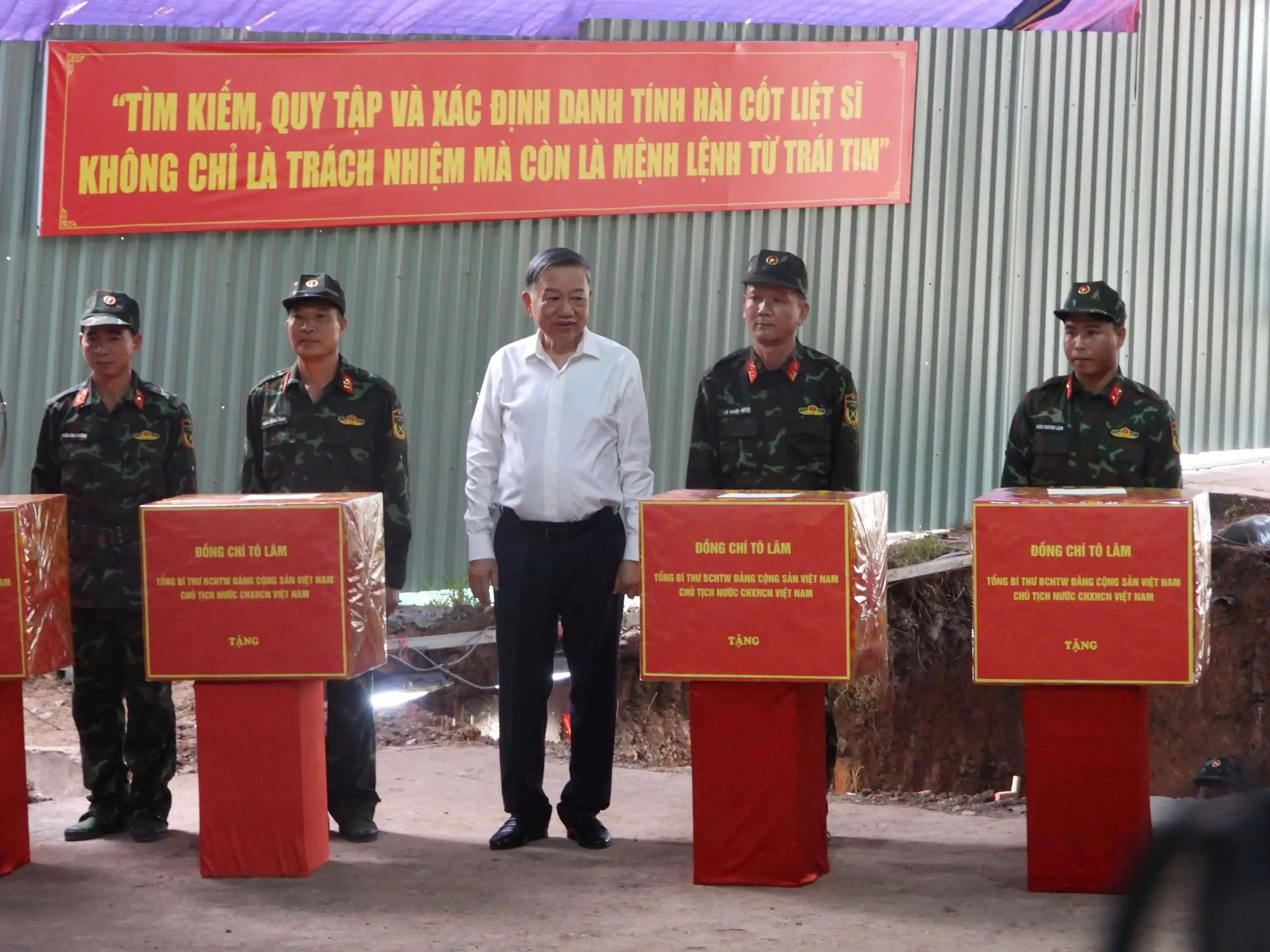 Tổng Bí thư, Chủ tịch nước Tô Lâm dâng hương tưởng niệm các Anh hùng liệt sĩ tại Công viên Lê Thị Riêng