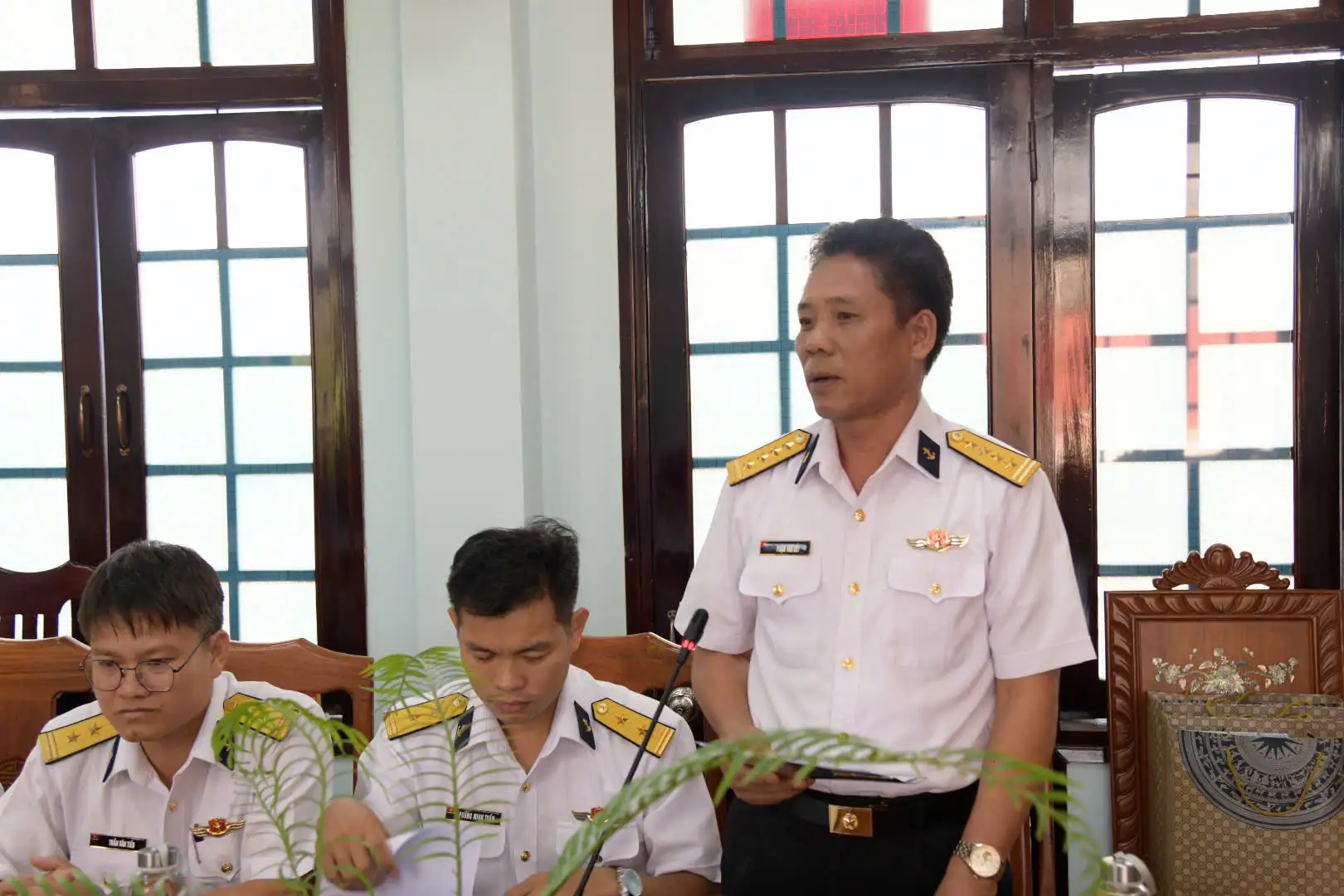 Vùng 4 Hải quân trao quyết định nhận đỡ đầu 3 con ngư dân 2 Vùng 4 Hải quân trao quyết định nhận đỡ đầu 3 con ngư dân