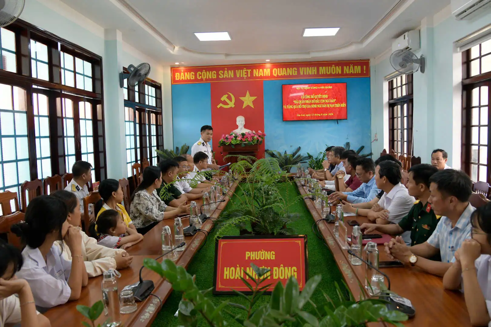 Vùng 4 Hải quân trao quyết định nhận đỡ đầu 3 con ngư dân 3 Vùng 4 Hải quân trao quyết định nhận đỡ đầu 3 con ngư dân