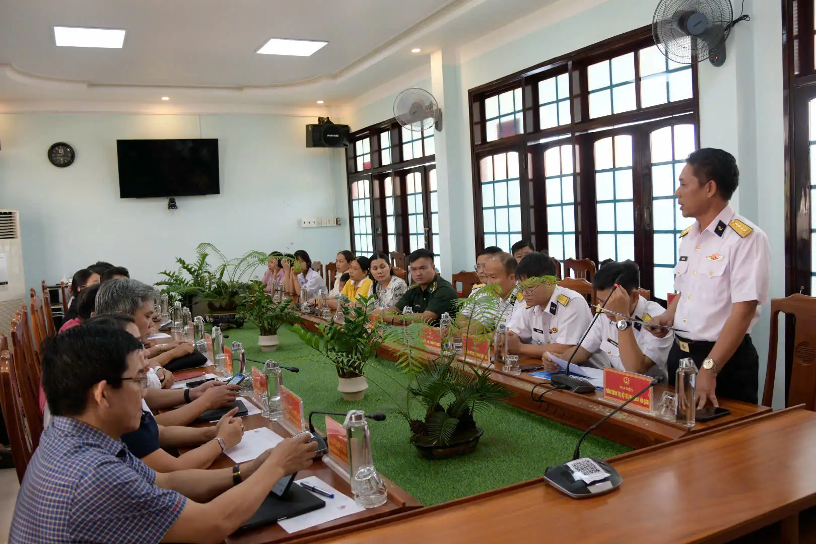 Vùng 4 Hải quân trao quyết định nhận đỡ đầu 3 con ngư dân 4 Vùng 4 Hải quân trao quyết định nhận đỡ đầu 3 con ngư dân