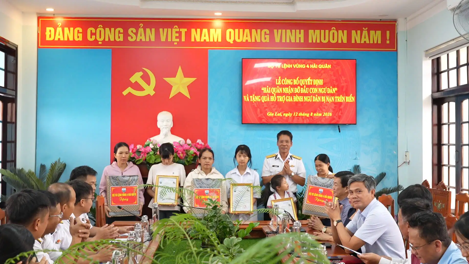 Vùng 4 Hải quân trao quyết định nhận đỡ đầu 3 con ngư dân 6 Vùng 4 Hải quân trao quyết định nhận đỡ đầu 3 con ngư dân