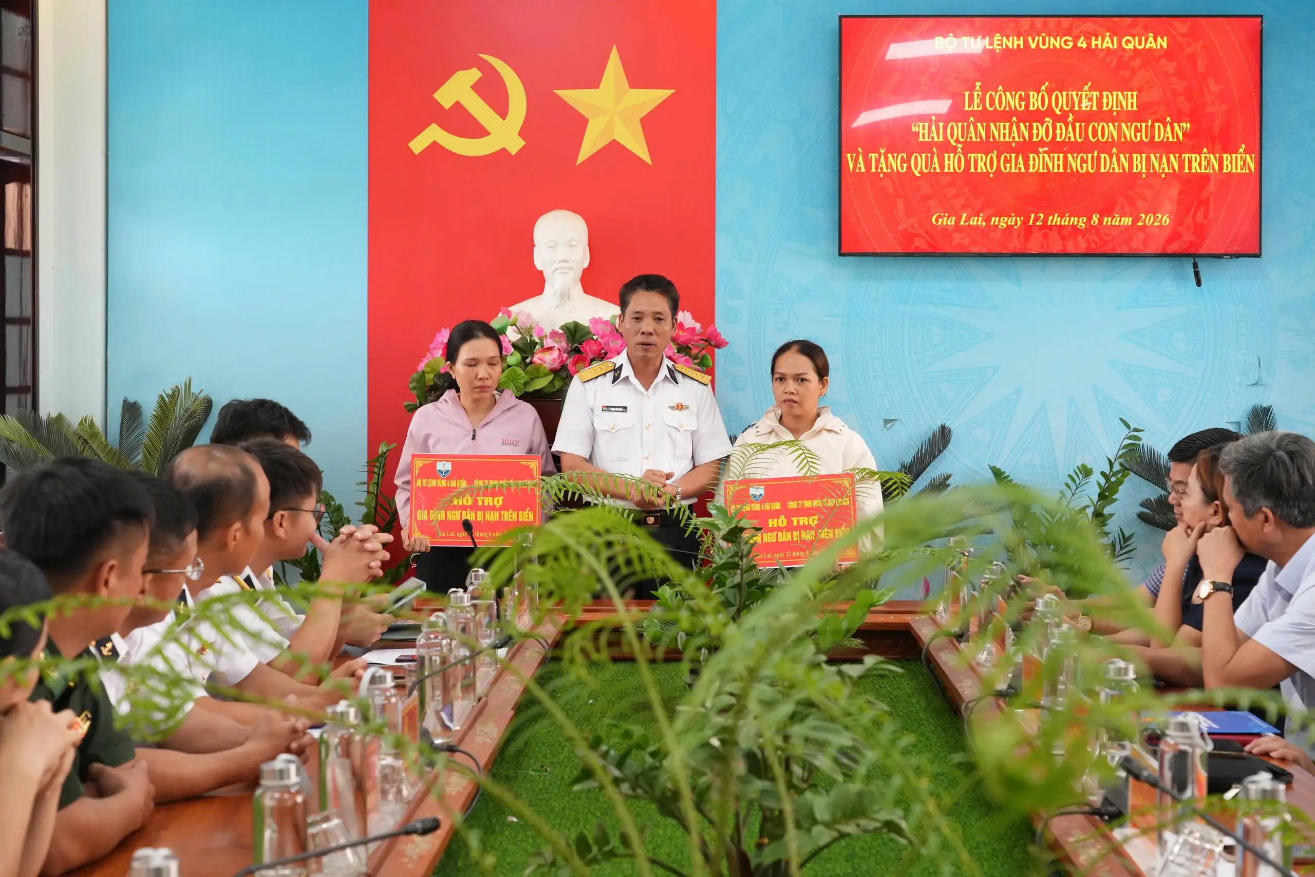Vùng 4 Hải quân trao quyết định nhận đỡ đầu 3 con ngư dân 7 Vùng 4 Hải quân trao quyết định nhận đỡ đầu 3 con ngư dân
