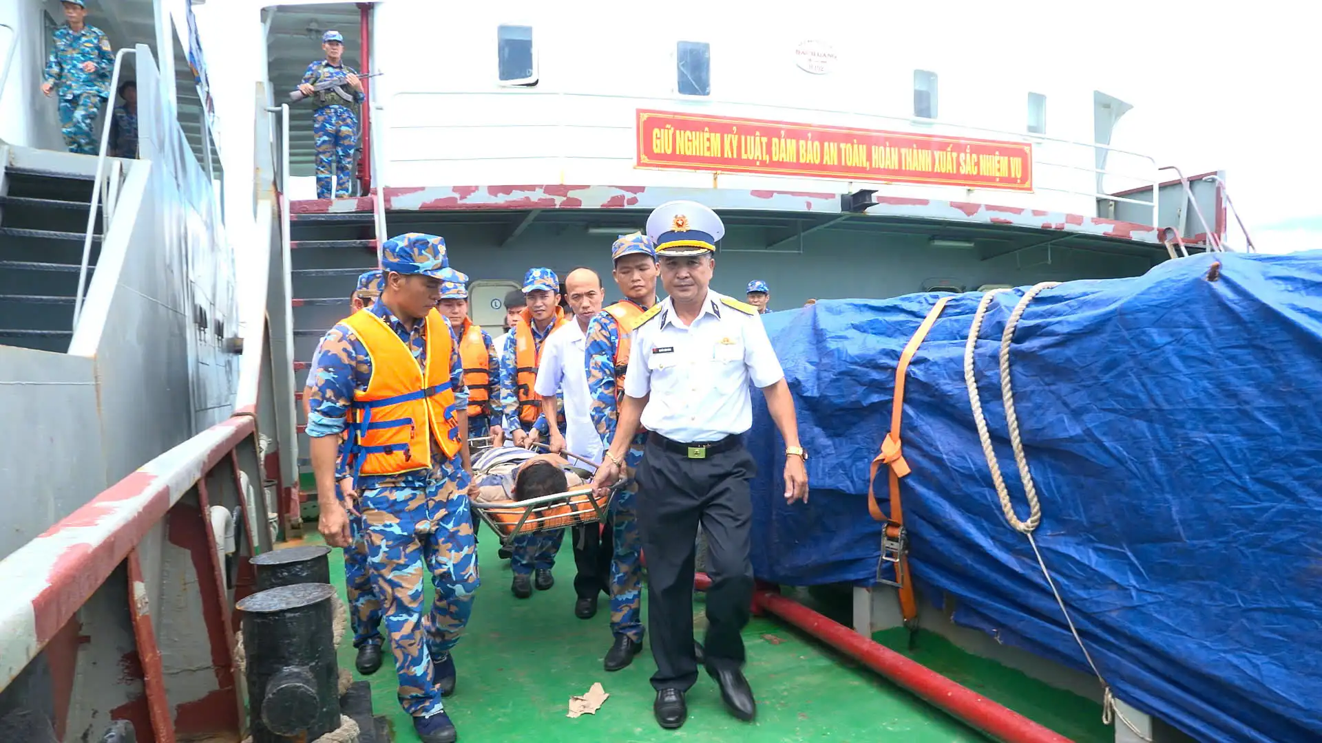 Vùng 4 Hải quân bàn giao ngư dân được cứu chữa tại đảo Nam Yết cho gia đình 6 Vùng 4 Hải quân bàn giao ngư dân được cứu chữa tại đảo Nam Yết cho gia đình