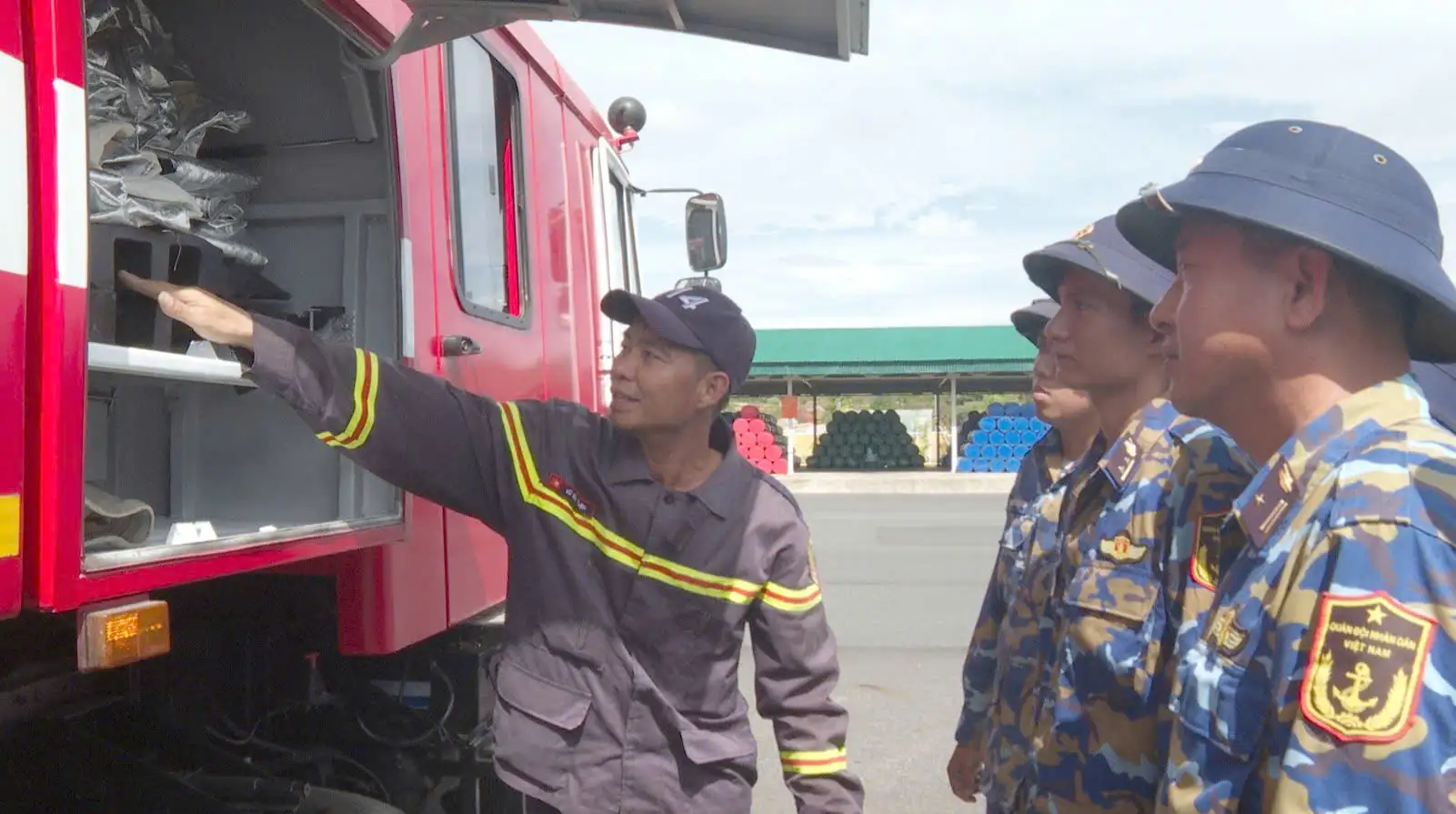 Vùng 4 Hải quân huấn luyện thực hành nghiệp vụ phòng cháy, chữa cháy và cứu nạn, cứu hộ 3 Vùng 4 Hải quân huấn luyện thực hành nghiệp vụ phòng cháy, chữa cháy và cứu nạn, cứu hộ