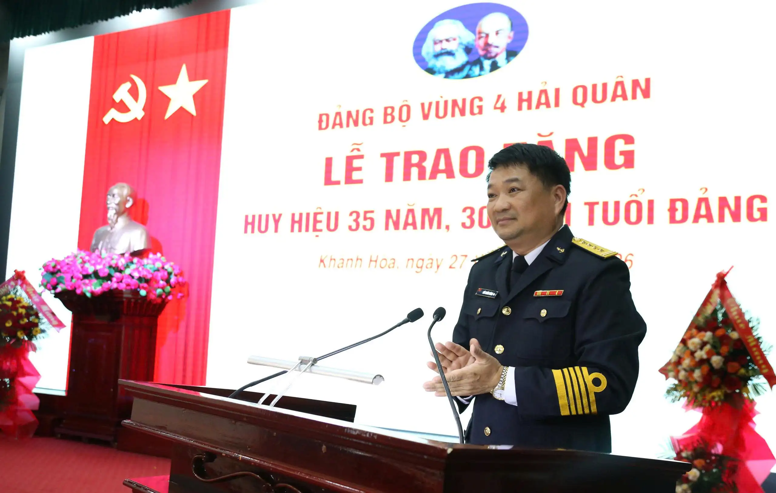 Đảng bộ Vùng 4 Hải quân trao tặng Huy hiệu Đảng cho 30 đảng viên