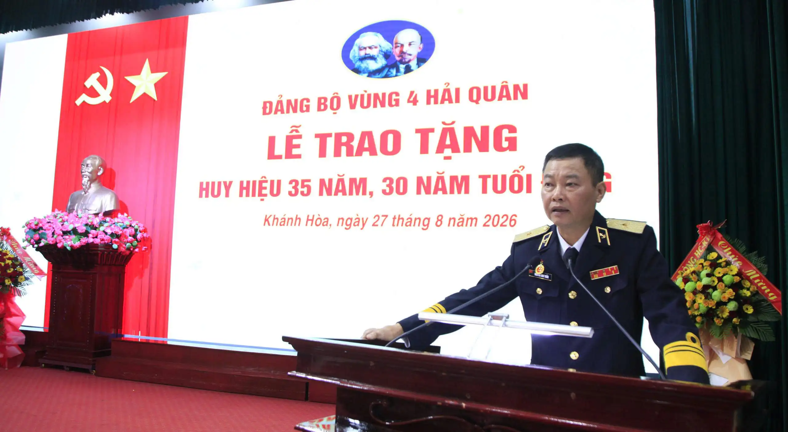 Đảng bộ Vùng 4 Hải quân trao tặng Huy hiệu Đảng cho 30 đảng viên