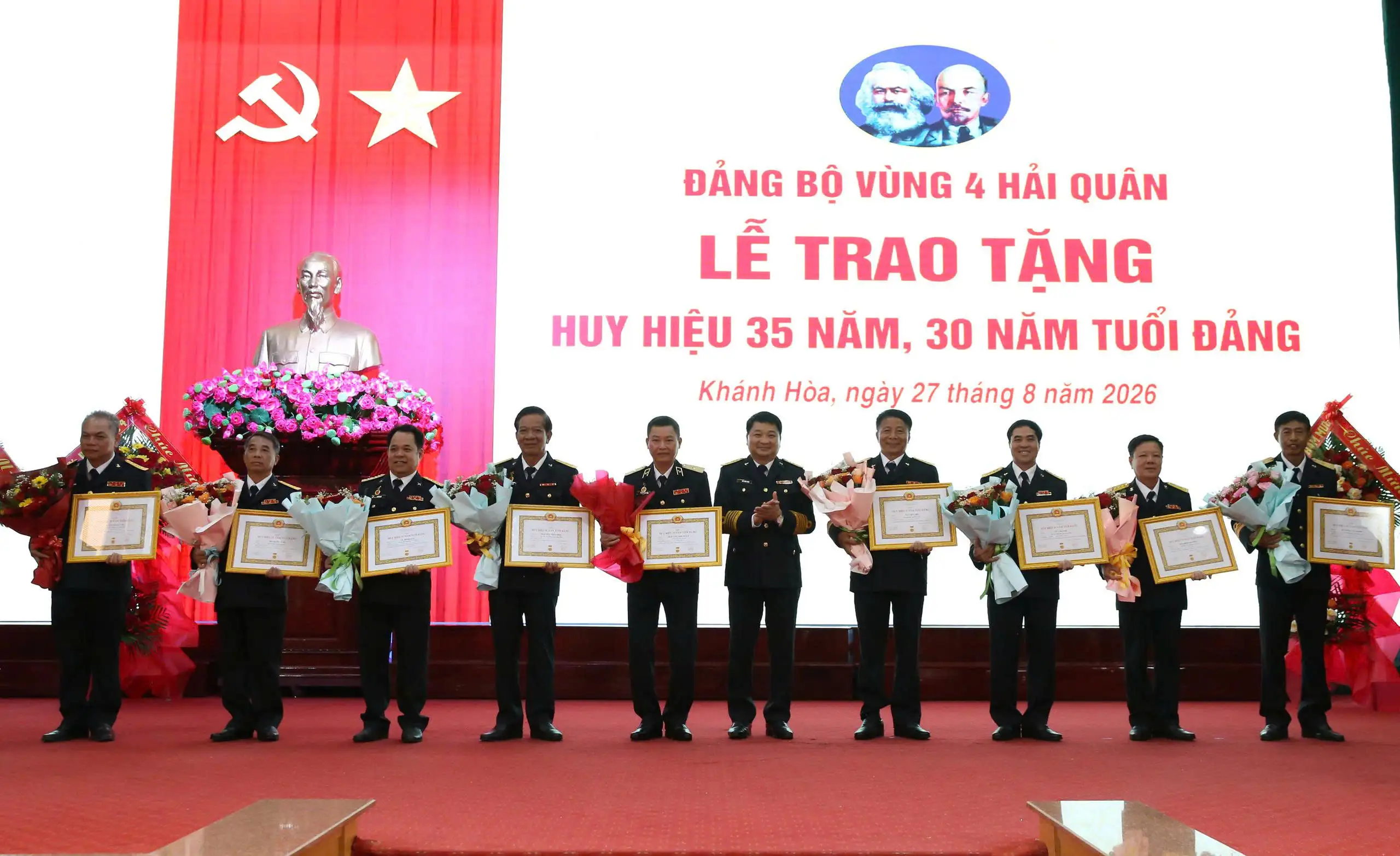 Đảng bộ Vùng 4 Hải quân trao tặng Huy hiệu Đảng cho 30 đảng viên