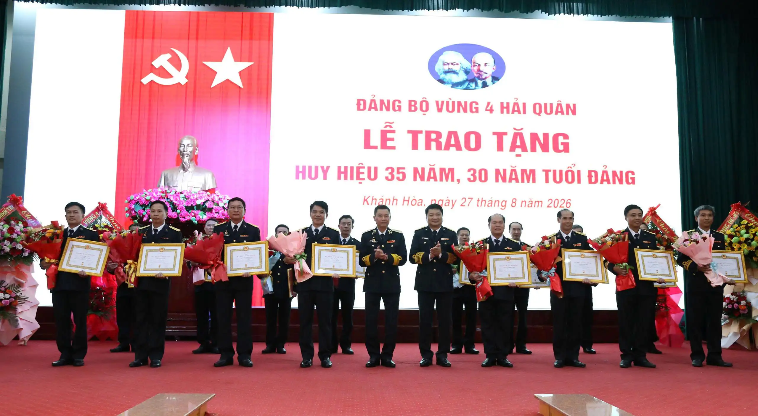 Đảng bộ Vùng 4 Hải quân trao tặng Huy hiệu Đảng cho 30 đảng viên