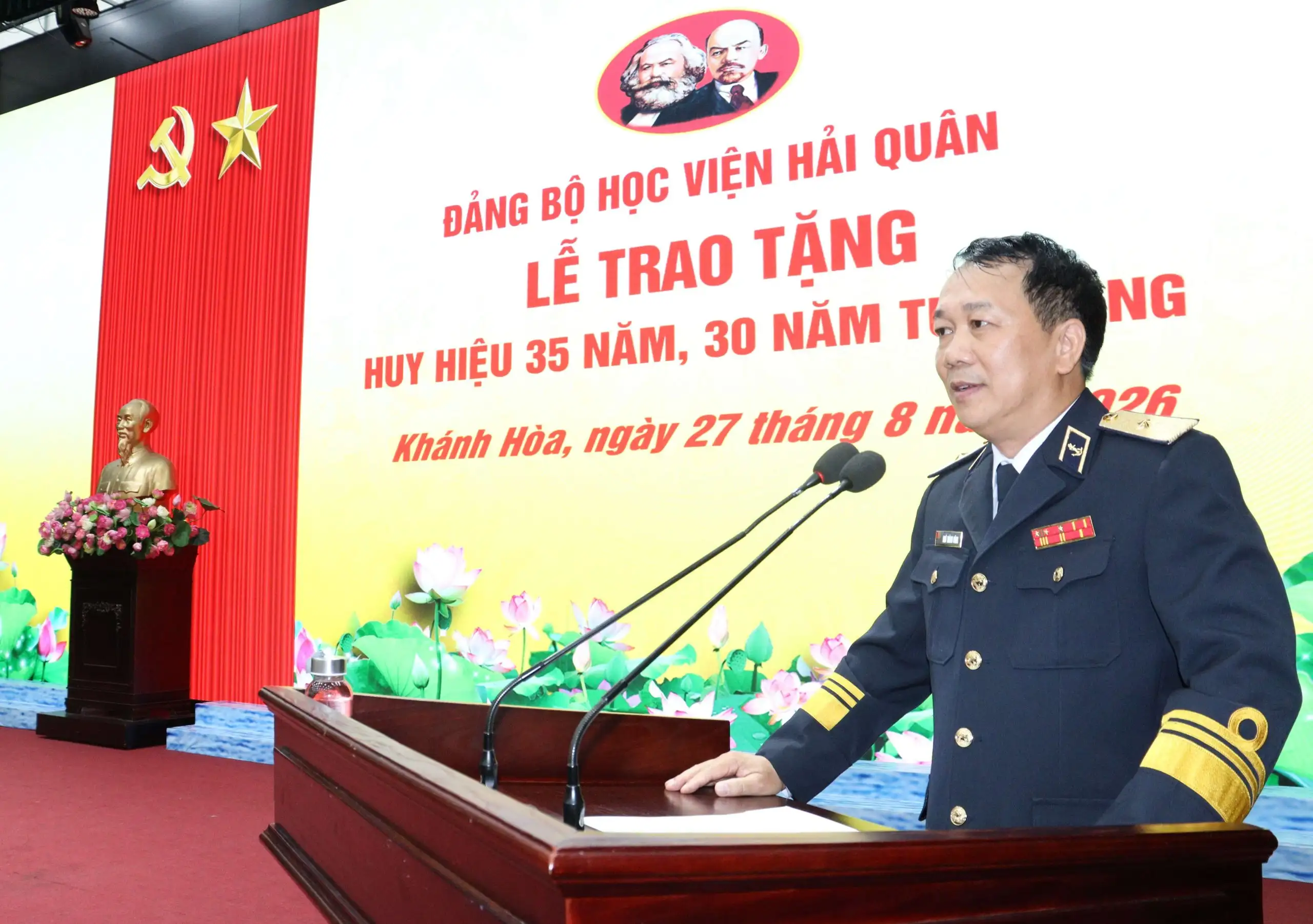 Học viện Hải quân tổ chức Lễ trao tặng Huy hiệu 35 năm, 30 năm tuổi Đảng