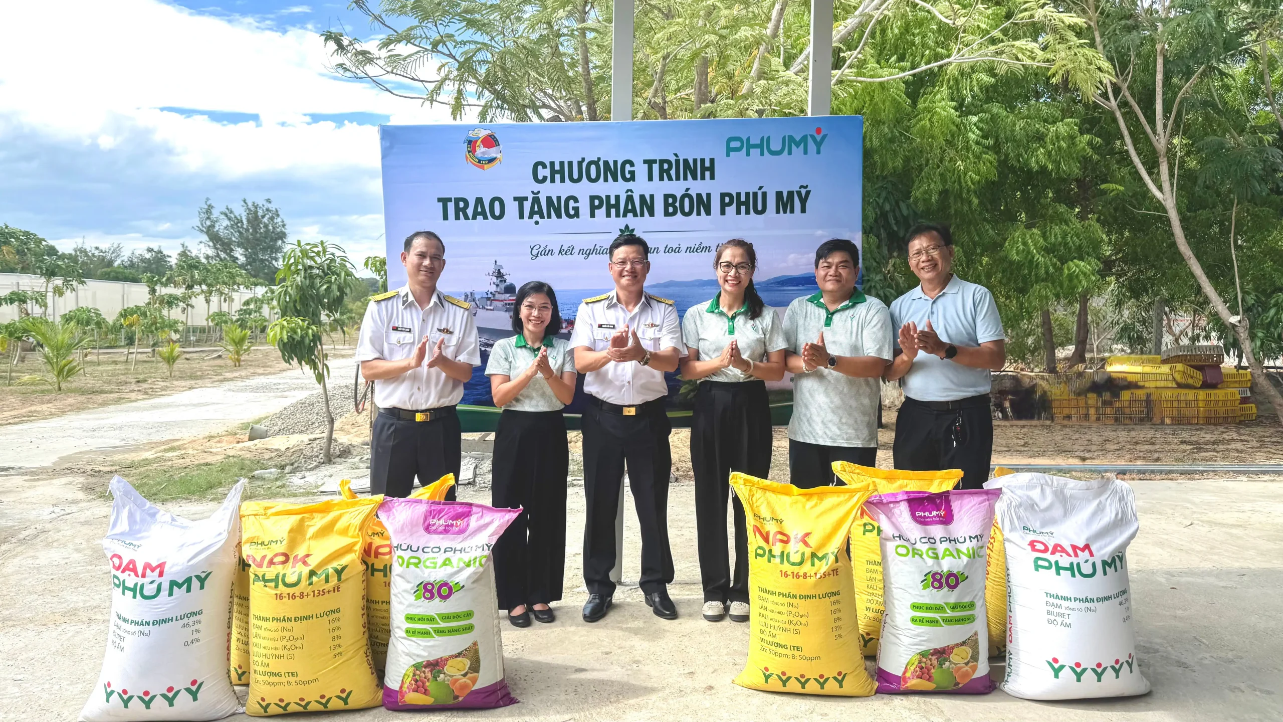 Nhà máy Đạm Phú Mỹ trao phân bón cho Lữ đoàn 162.