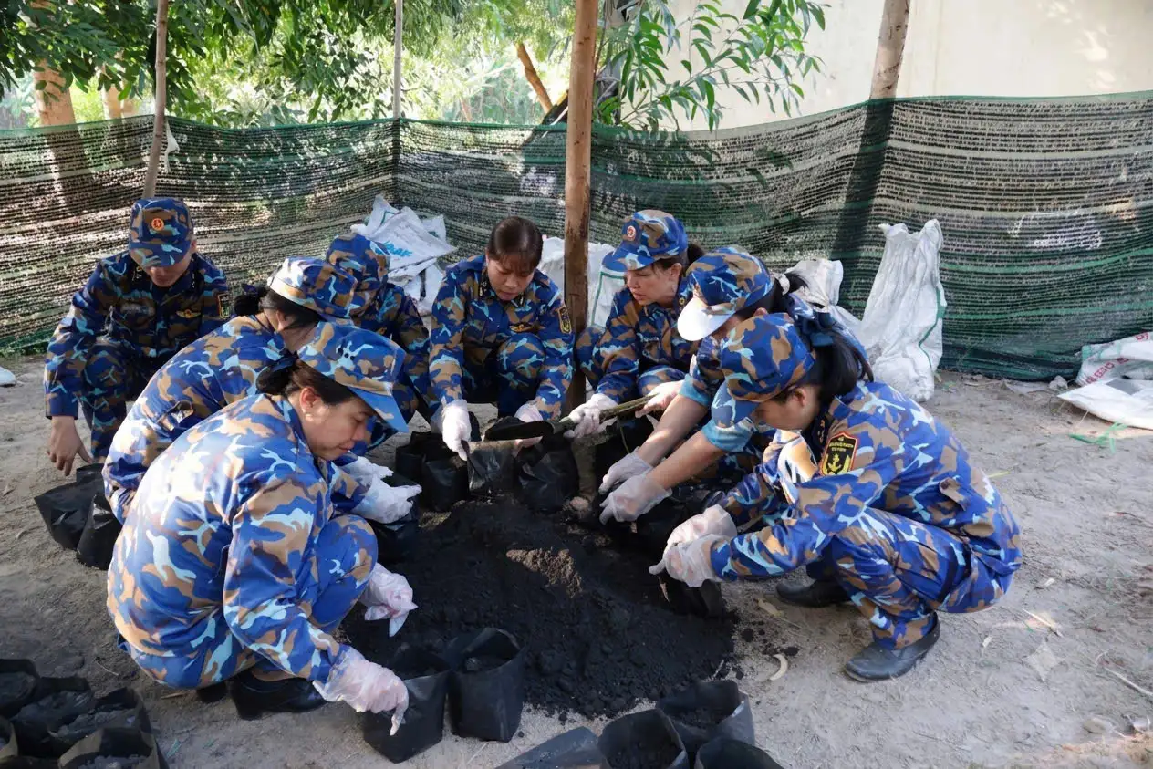 Hội phụ nữ Lữ đoàn 101 tích cực hưởng ứng Chương trình “Xanh hóa Trường Sa”