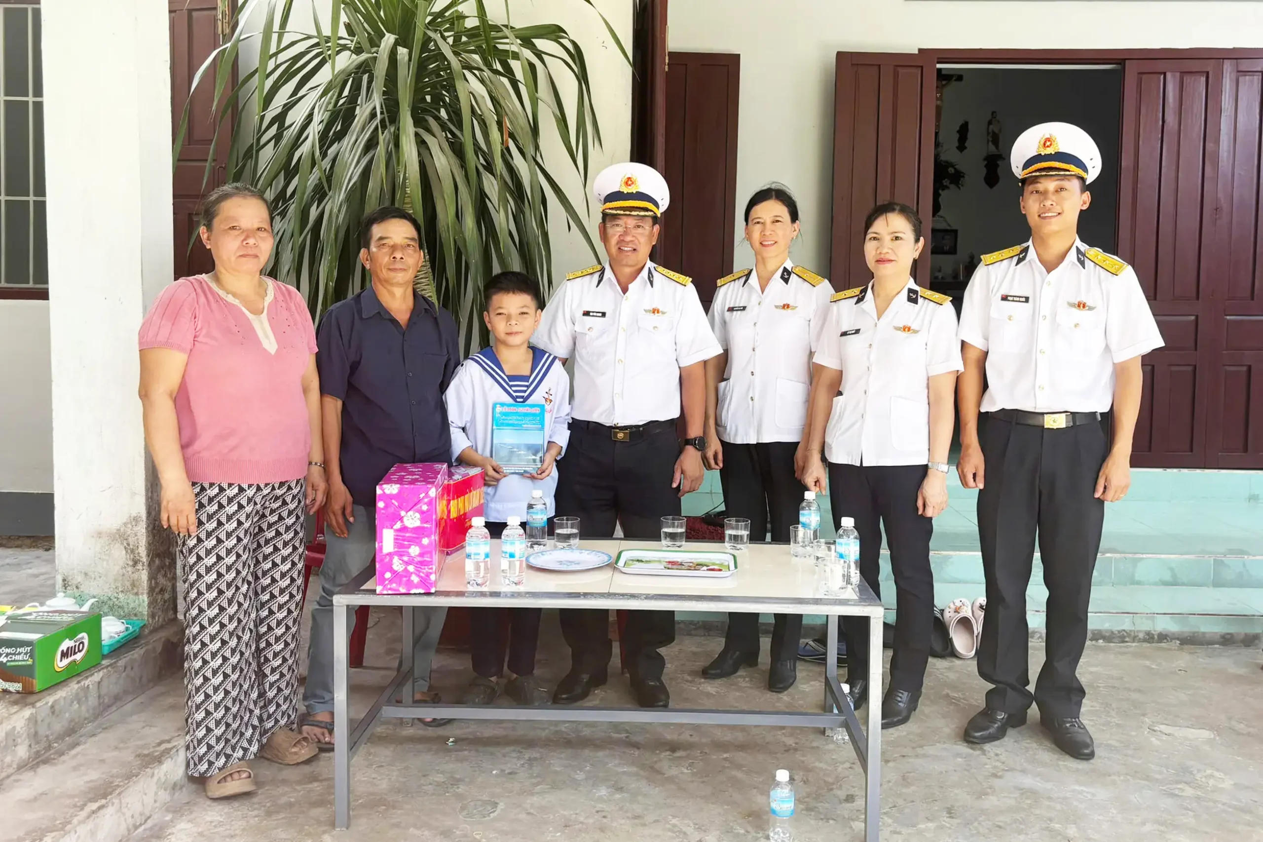 Lữ đoàn 162 thăm, tặng quà con ngư dân nhận đỡ đầu trước năm học mới 3 Lữ đoàn 162 thăm, tặng quà con ngư dân nhận đỡ đầu trước năm học mới