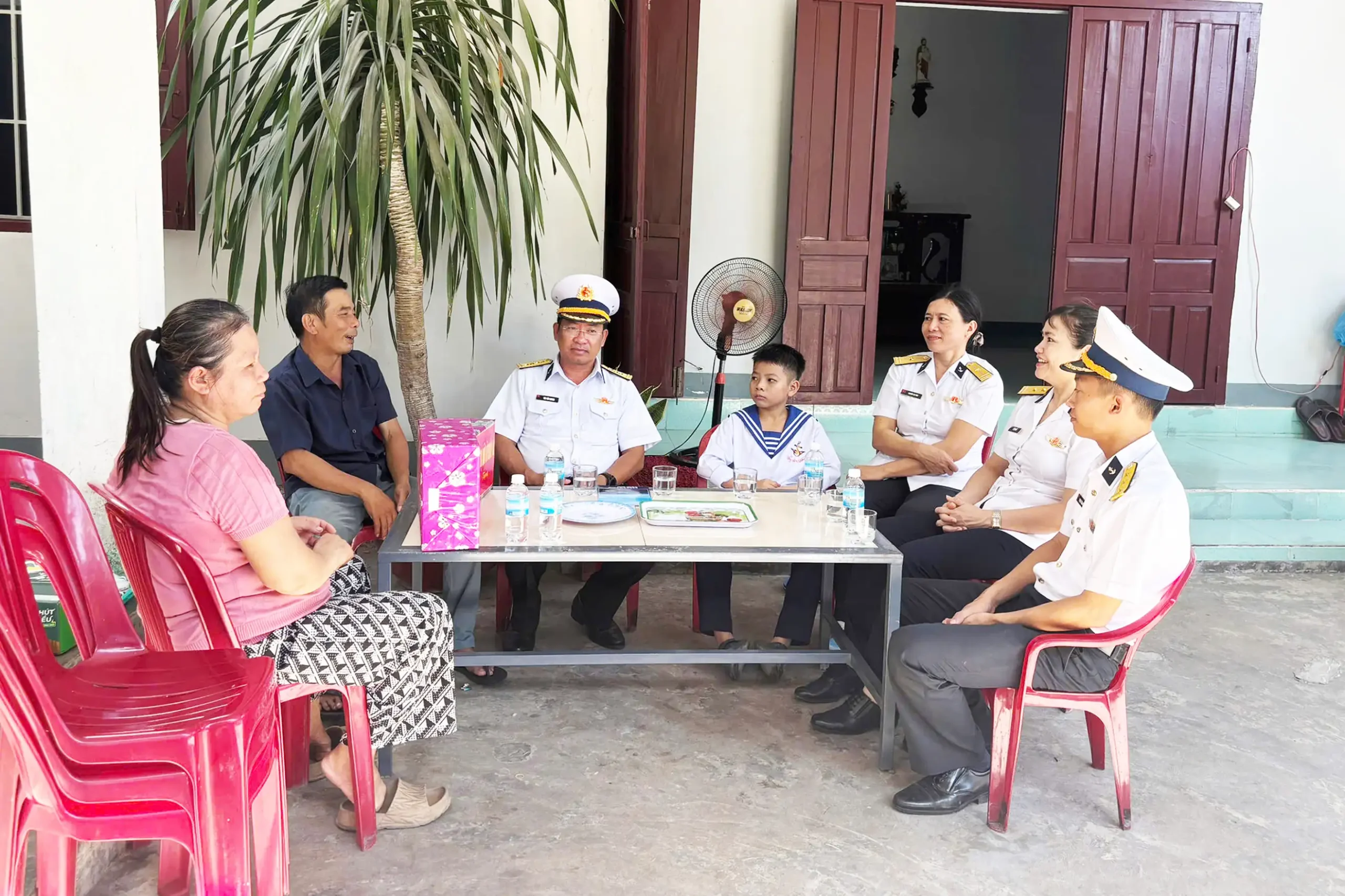 Lữ đoàn 162 thăm, tặng quà con ngư dân nhận đỡ đầu trước năm học mới 2 Lữ đoàn 162 thăm, tặng quà con ngư dân nhận đỡ đầu trước năm học mới