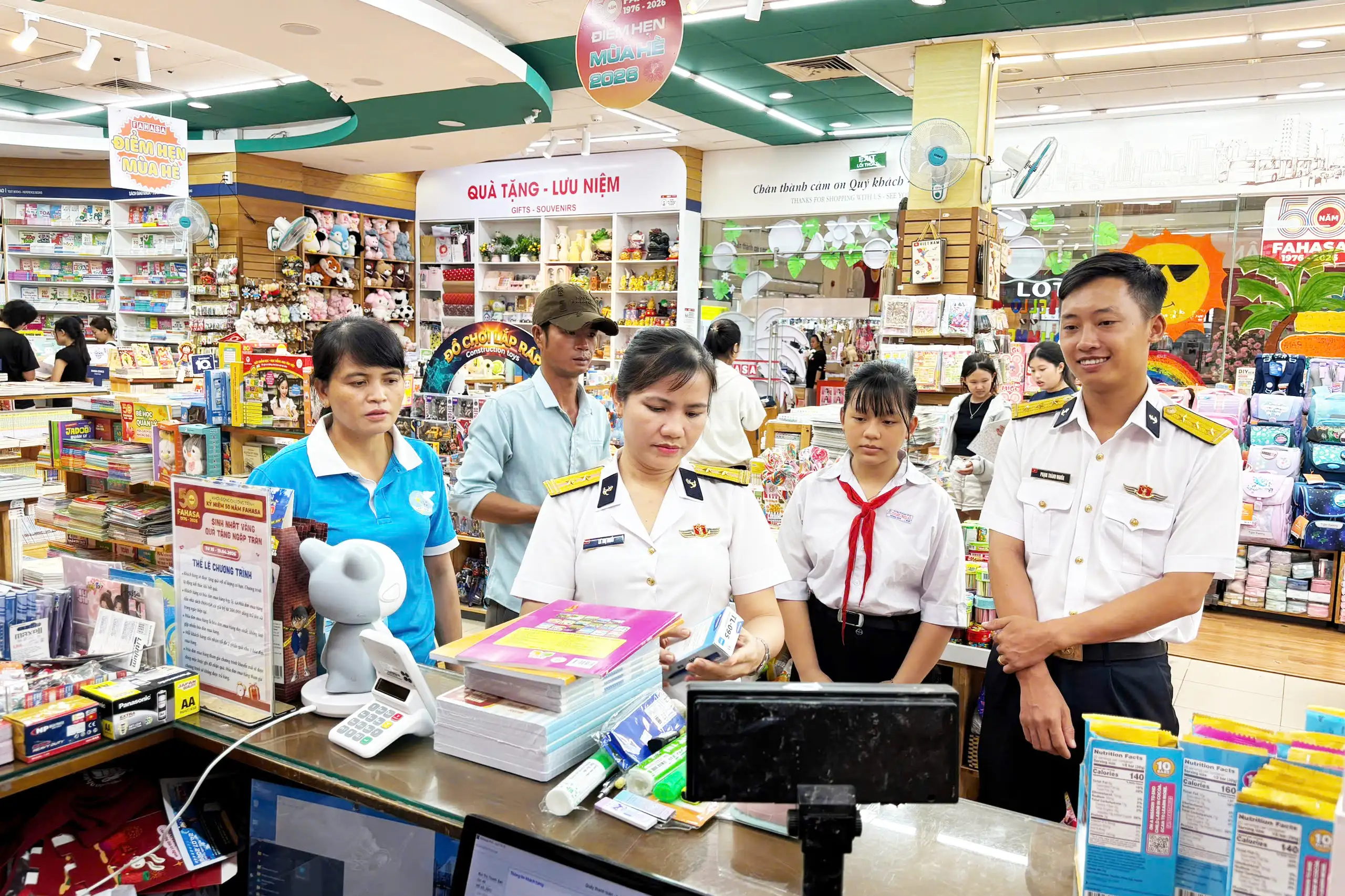 Lữ đoàn 162 nhận đỡ đầu con ngư dân có hoàn cảnh khó khăn 4 Lữ đoàn 162 nhận đỡ đầu con ngư dân có hoàn cảnh khó khăn