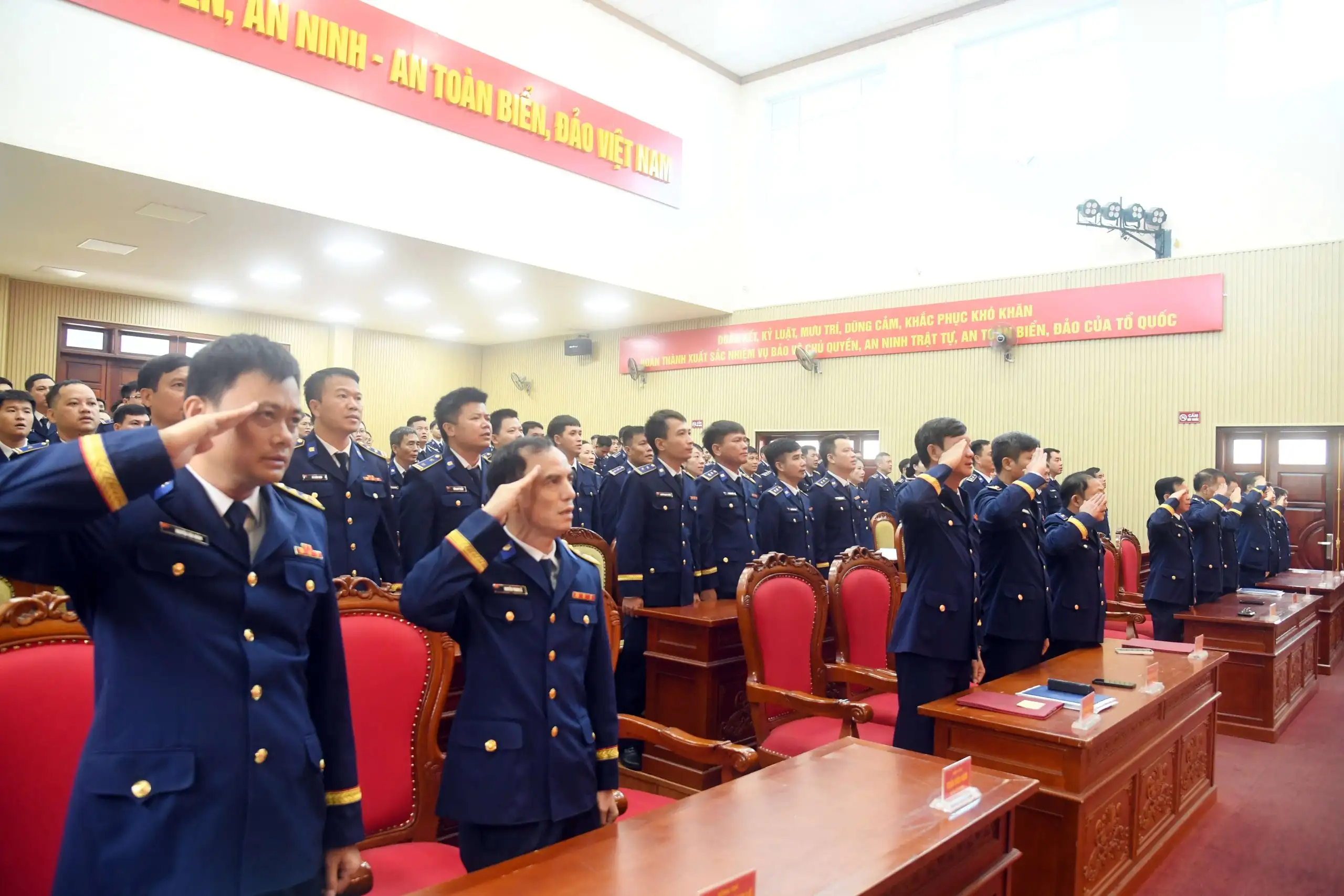 Đảng uỷ Vùng Cảnh sát biển 1 trao tặng Huy hiệu 35 năm tuổi Đảng