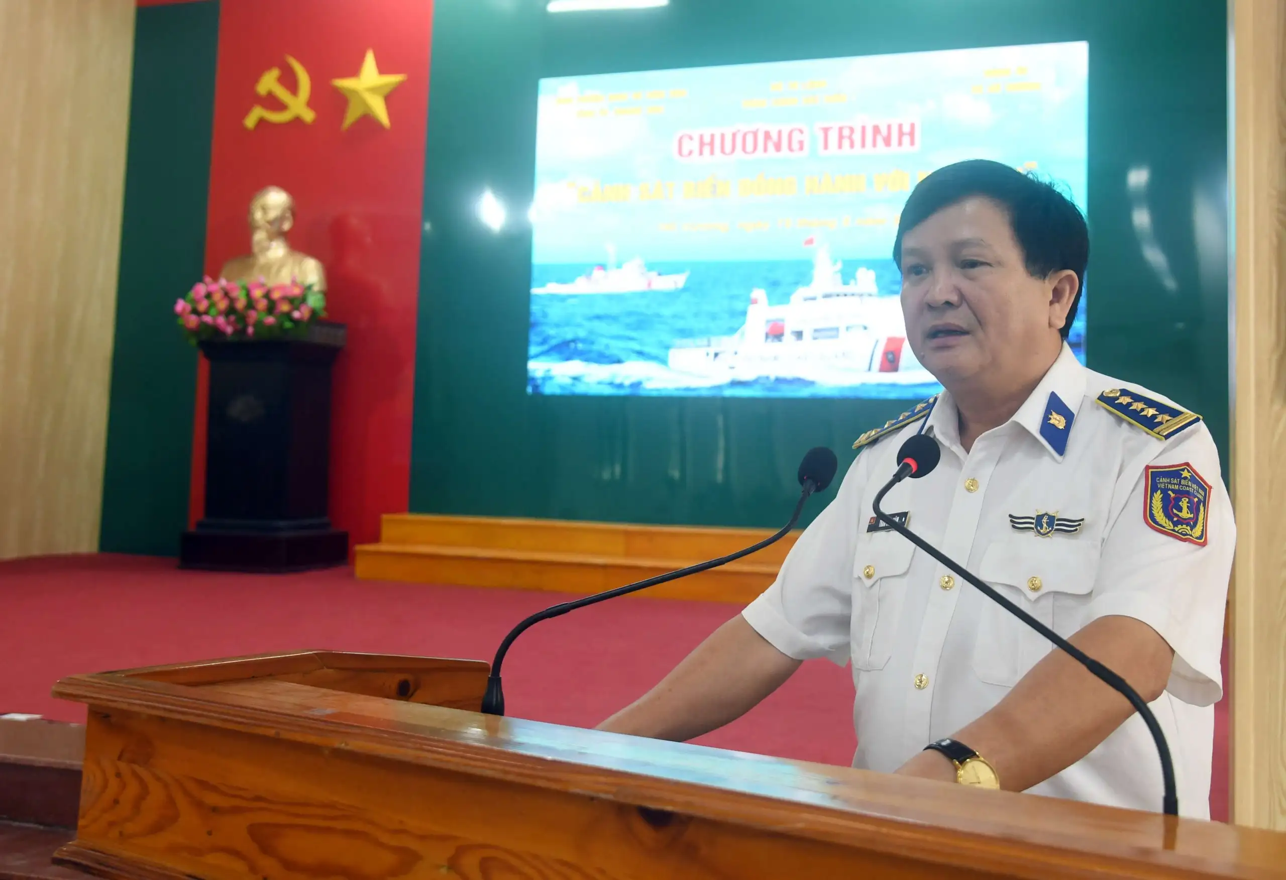 Bộ Tư lệnh Vùng Cảnh sát biển 1 đồng hành với ngư dân Thanh Hóa