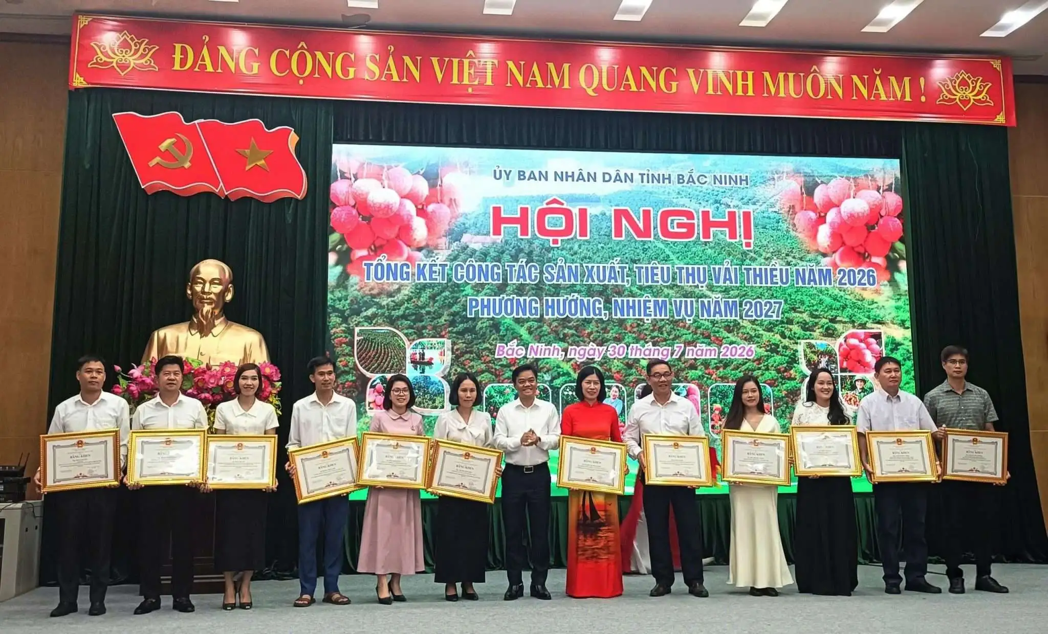 Doanh nhân Hoàng Tuấn Luyện được Chủ tịch UBND tỉnh Bắc Ninh tặng Bằng khen vì thành tích xuất sắc trong công tác sản xuất, tiêu thụ vải thiều năm 2026