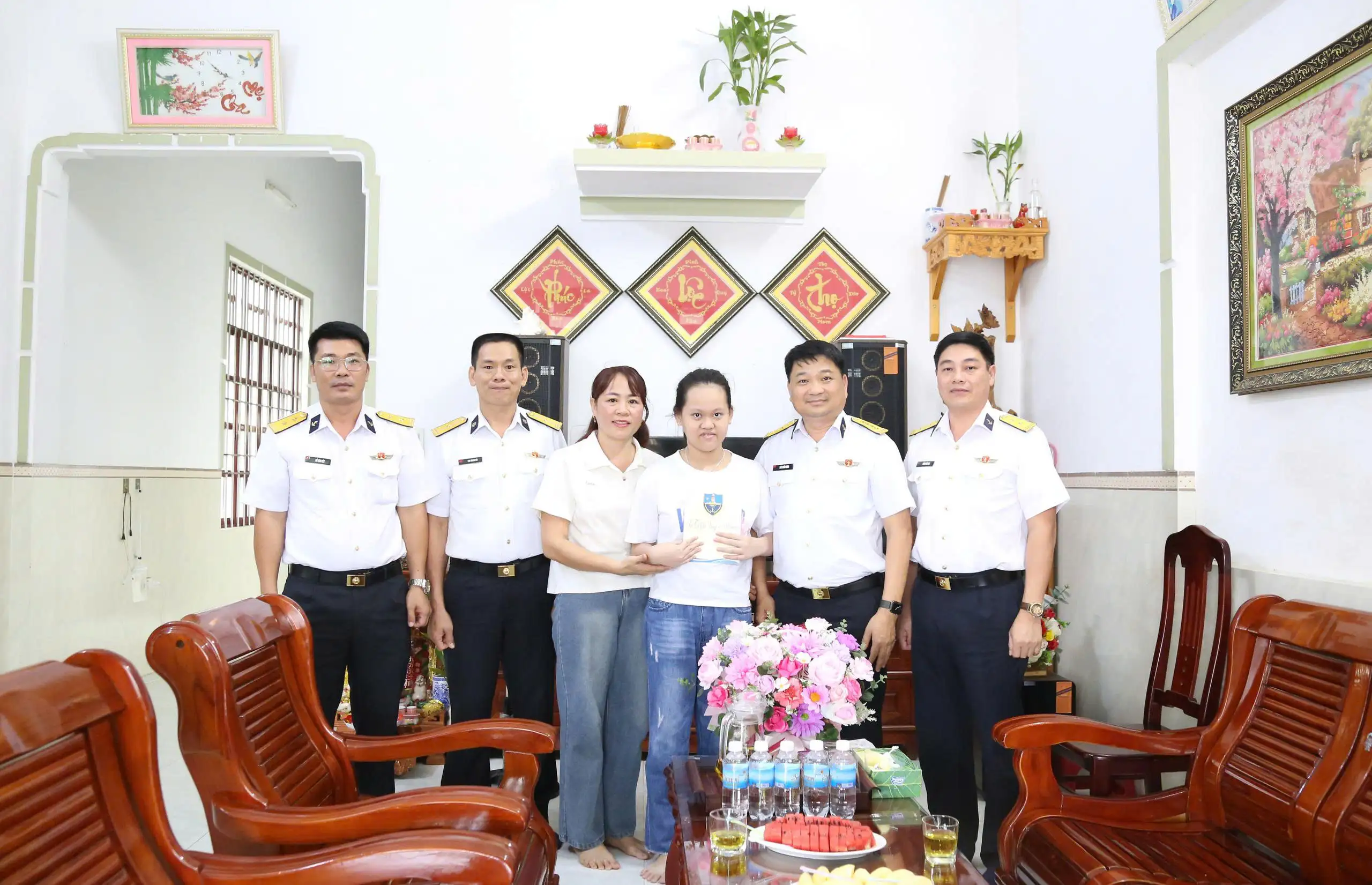 Vùng 4 Hải quân trao quà tặng con quân nhân nhân dịp khai giảng năm học mới