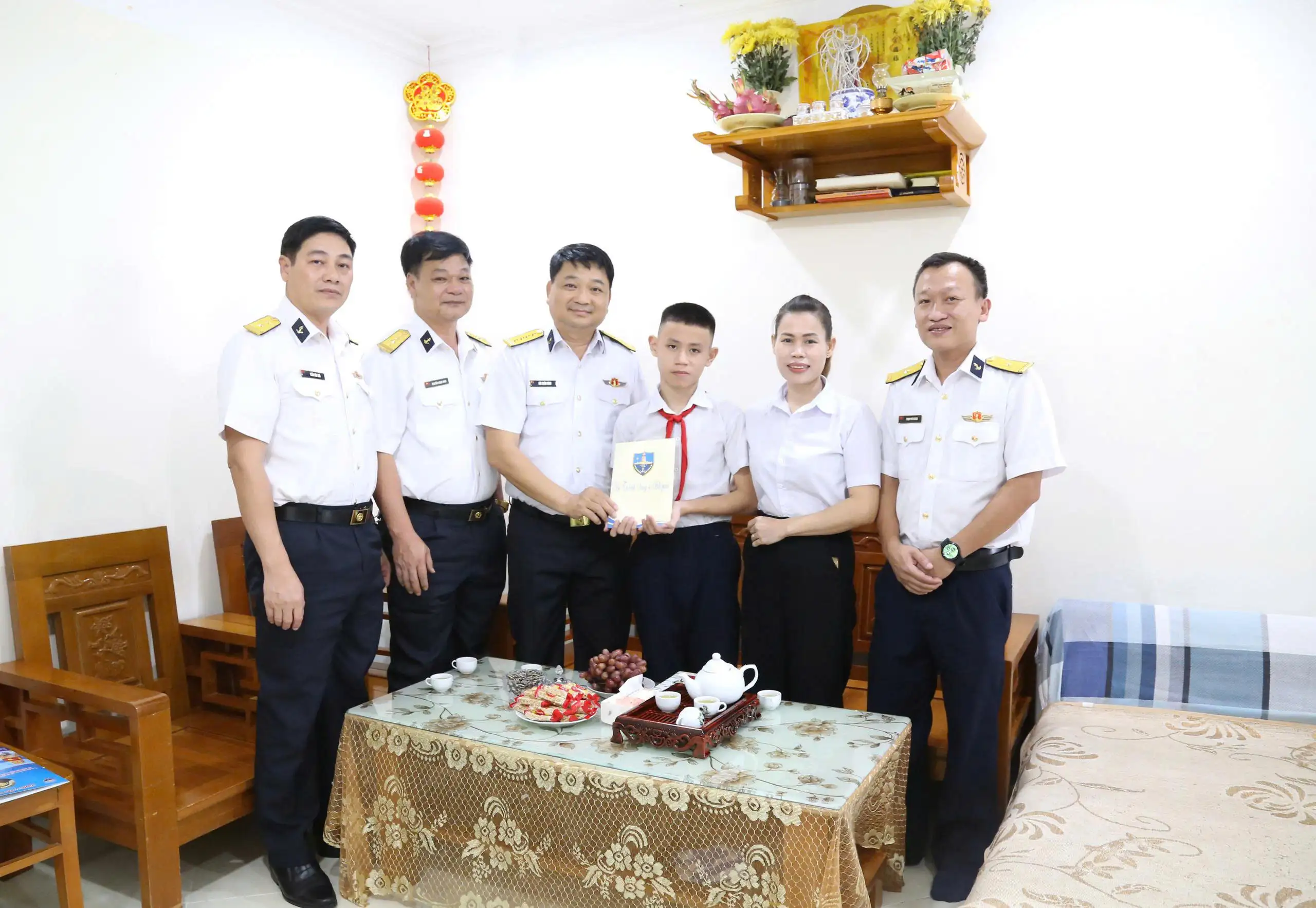 Vùng 4 Hải quân trao quà tặng con quân nhân nhân dịp khai giảng năm học mới