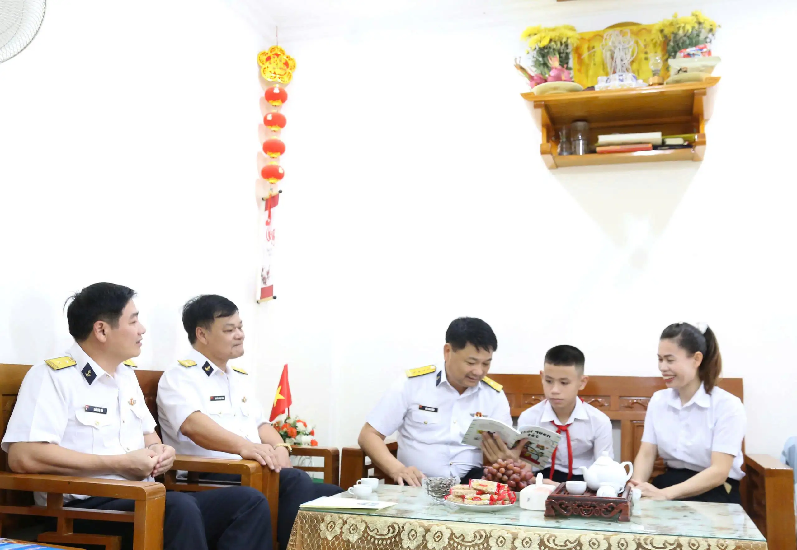 Vùng 4 Hải quân trao quà tặng con quân nhân nhân dịp khai giảng năm học mới