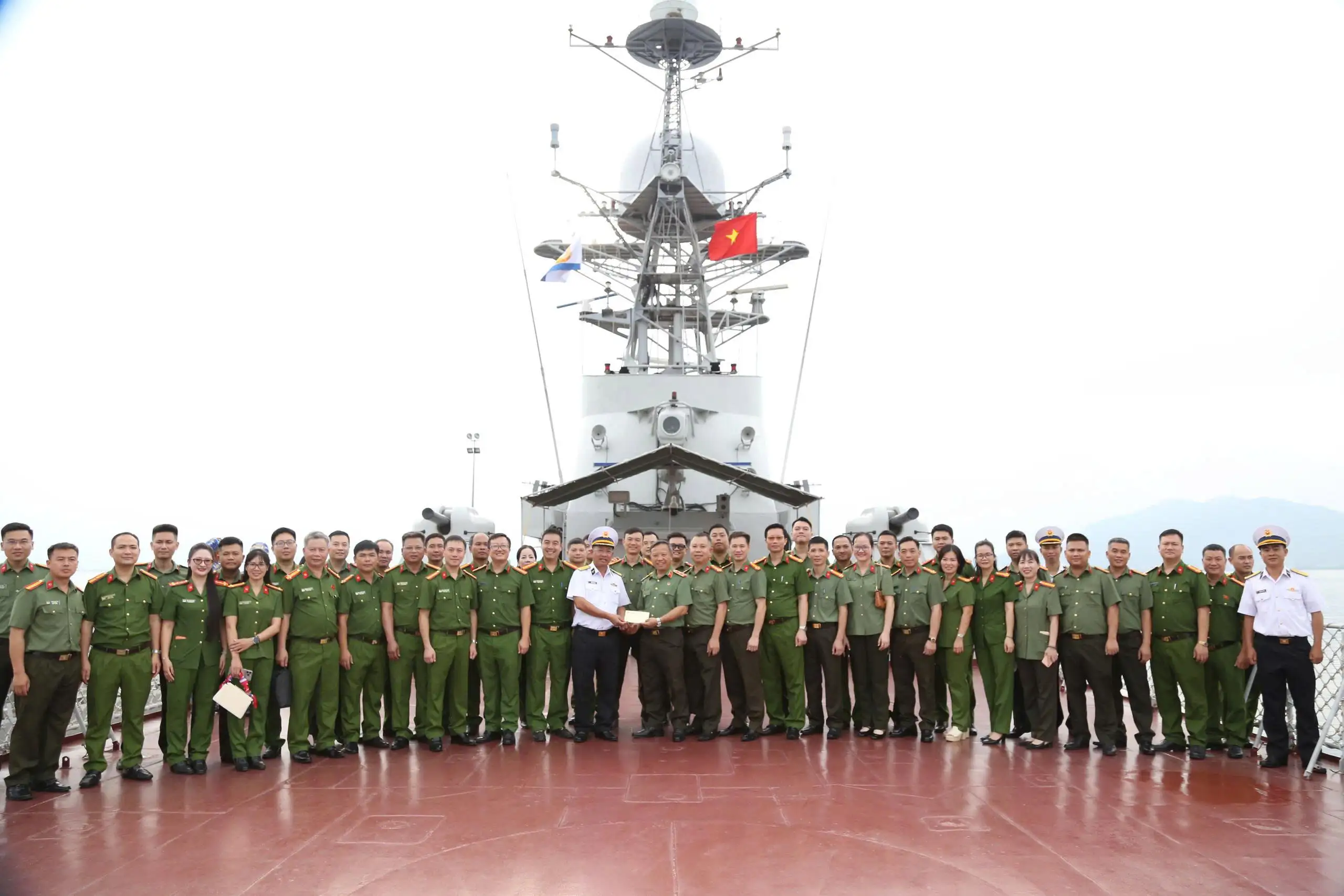 Đoàn cán bộ, giảng viên, học viên Học viện Chính trị Công an nhân dân nghiên cứu thực tế tại Vùng 4 Hải quân