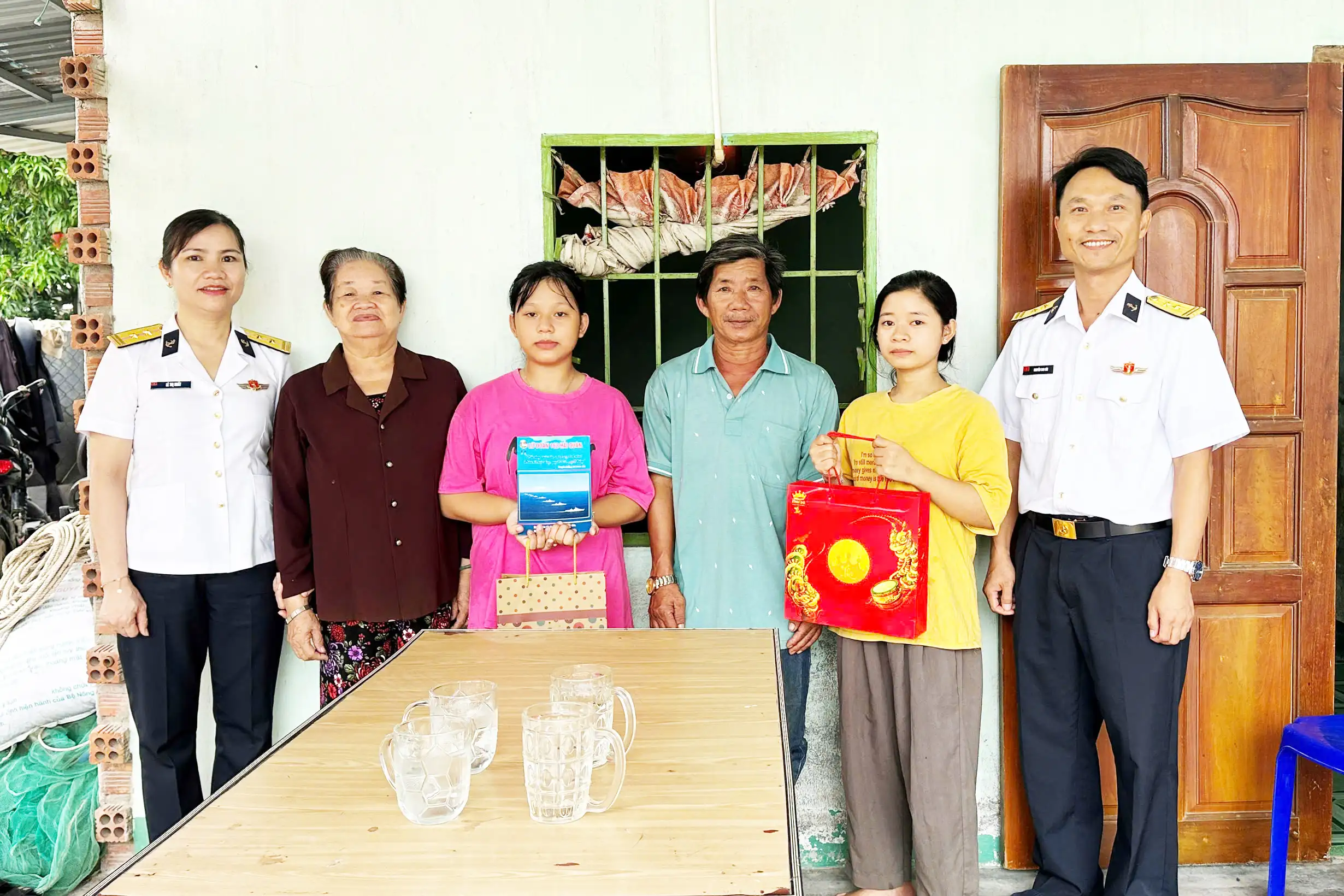 Lữ đoàn 162 mang Tết Trung thu đến con ngư dân được nhận đỡ đầu