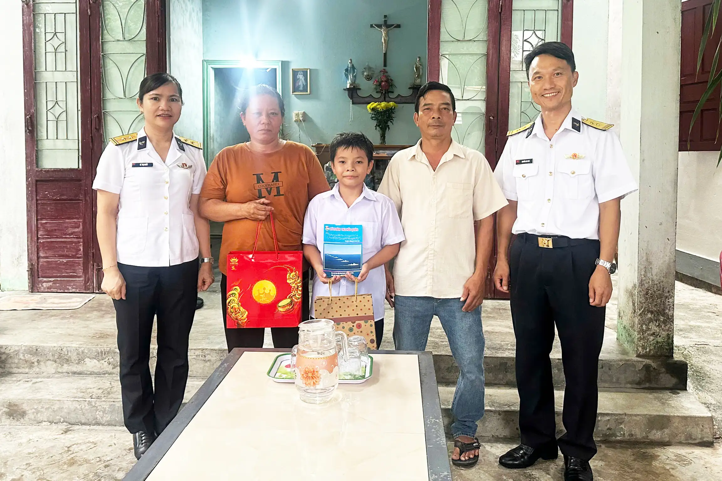 Lữ đoàn 162 mang Tết Trung thu đến con ngư dân được nhận đỡ đầu