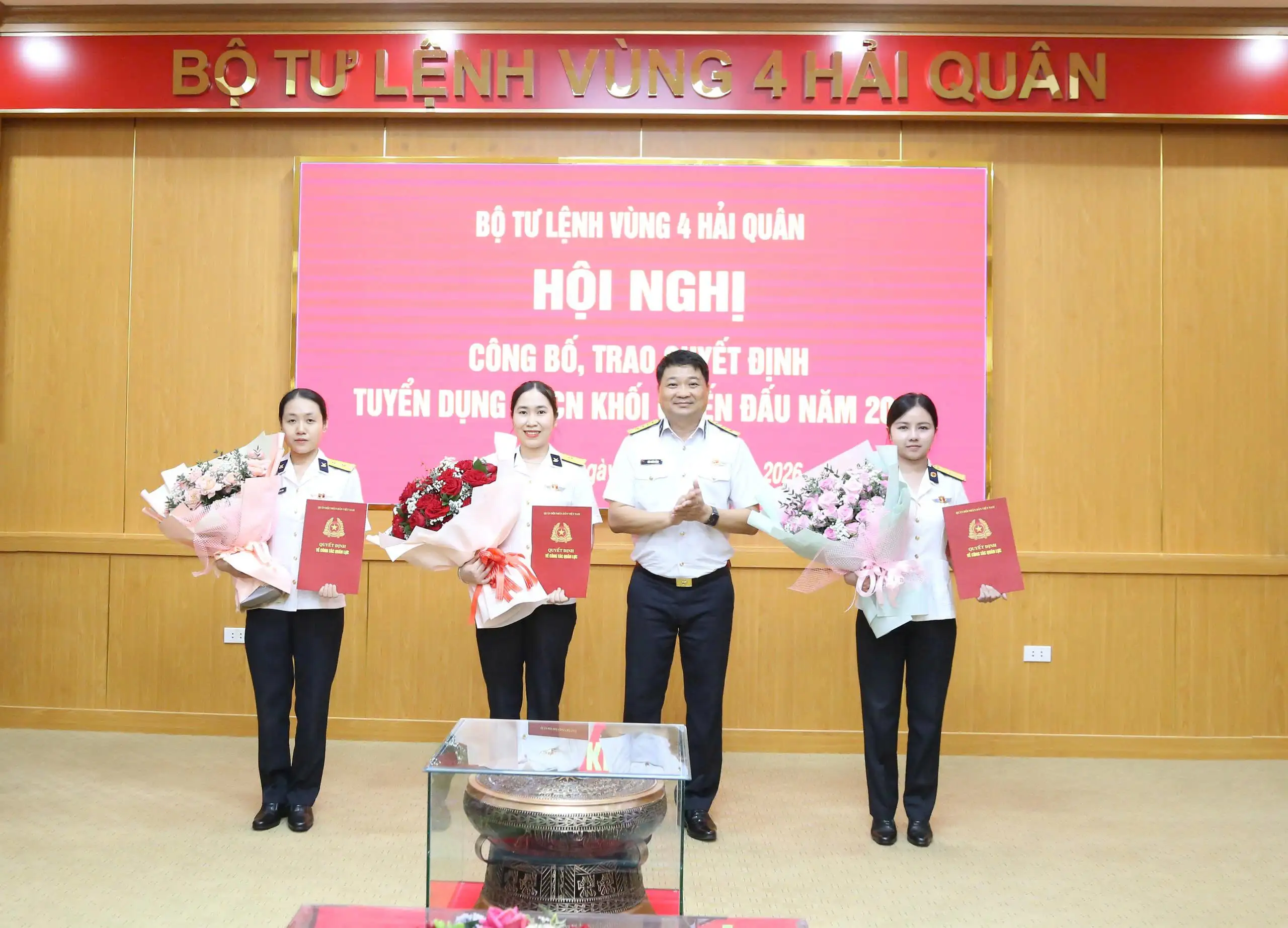 Vùng 4 Hải quân trao quyết định tuyển dụng quân nhân chuyên nghiệp năm 2026