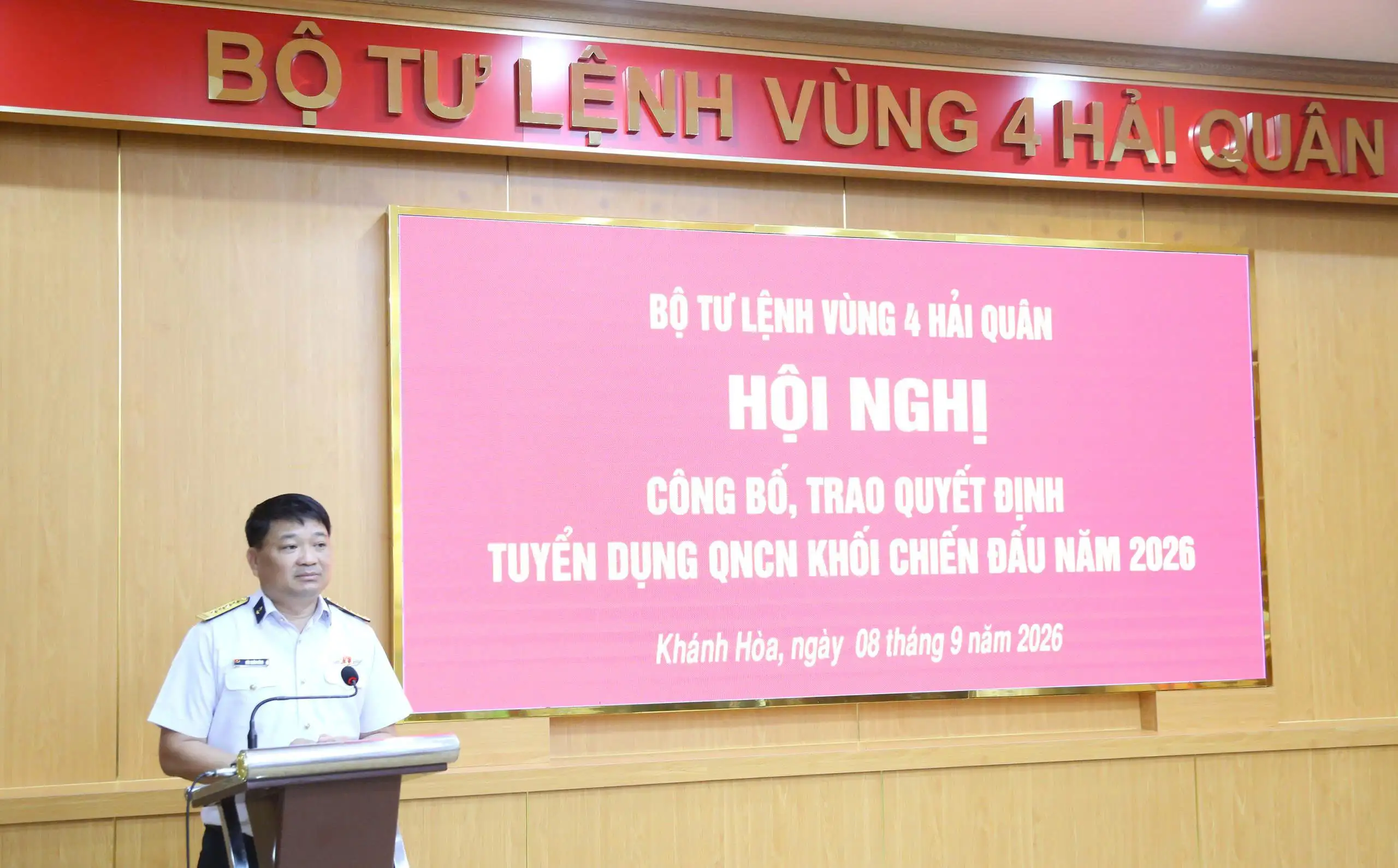 Vùng 4 Hải quân trao quyết định tuyển dụng quân nhân chuyên nghiệp năm 2026