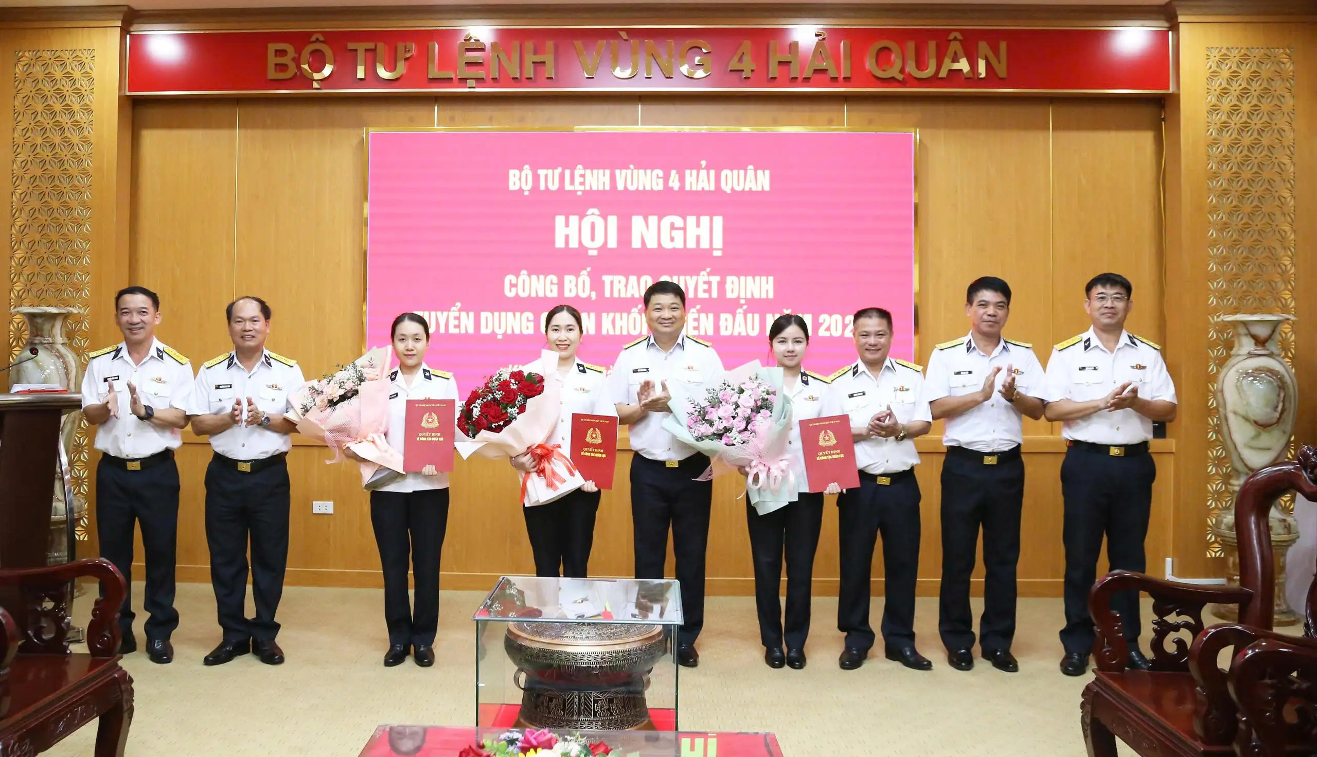Vùng 4 Hải quân trao quyết định tuyển dụng quân nhân chuyên nghiệp năm 2026
