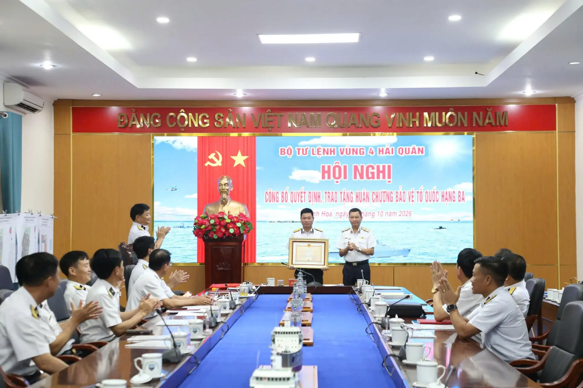 Vùng 4 Hải quân trao tặng Huân chương Bảo vệ Tổ quốc hạng Ba cho Đại tá Nguyễn Xuân Quân 1 Vùng 4 Hải quân trao tặng Huân chương Bảo vệ Tổ quốc hạng Ba cho Đại tá Nguyễn Xuân Quân