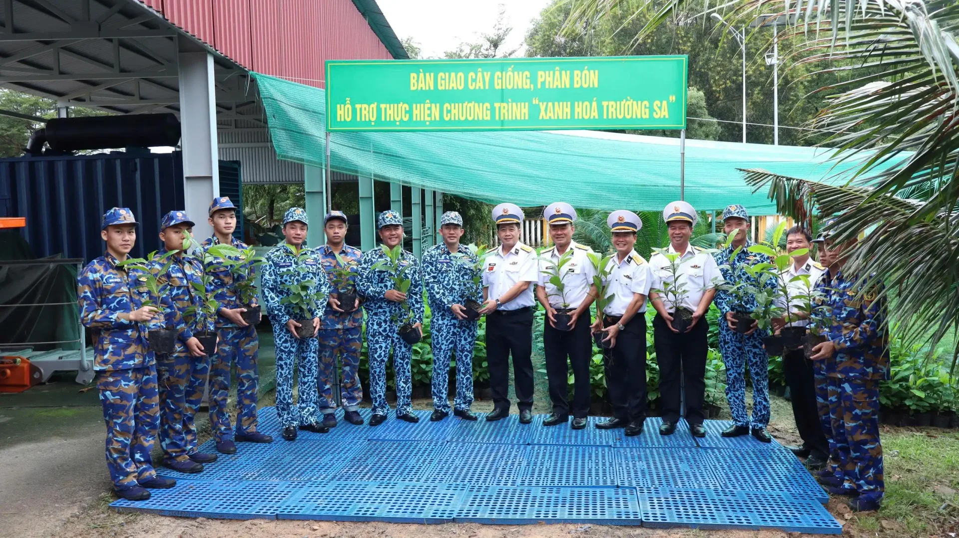 Vùng 4 Hải quân tiếp nhận 4.000 cây giống và 5 tấn phân vi sinh hỗ trợ “Xanh hóa Trường Sa”