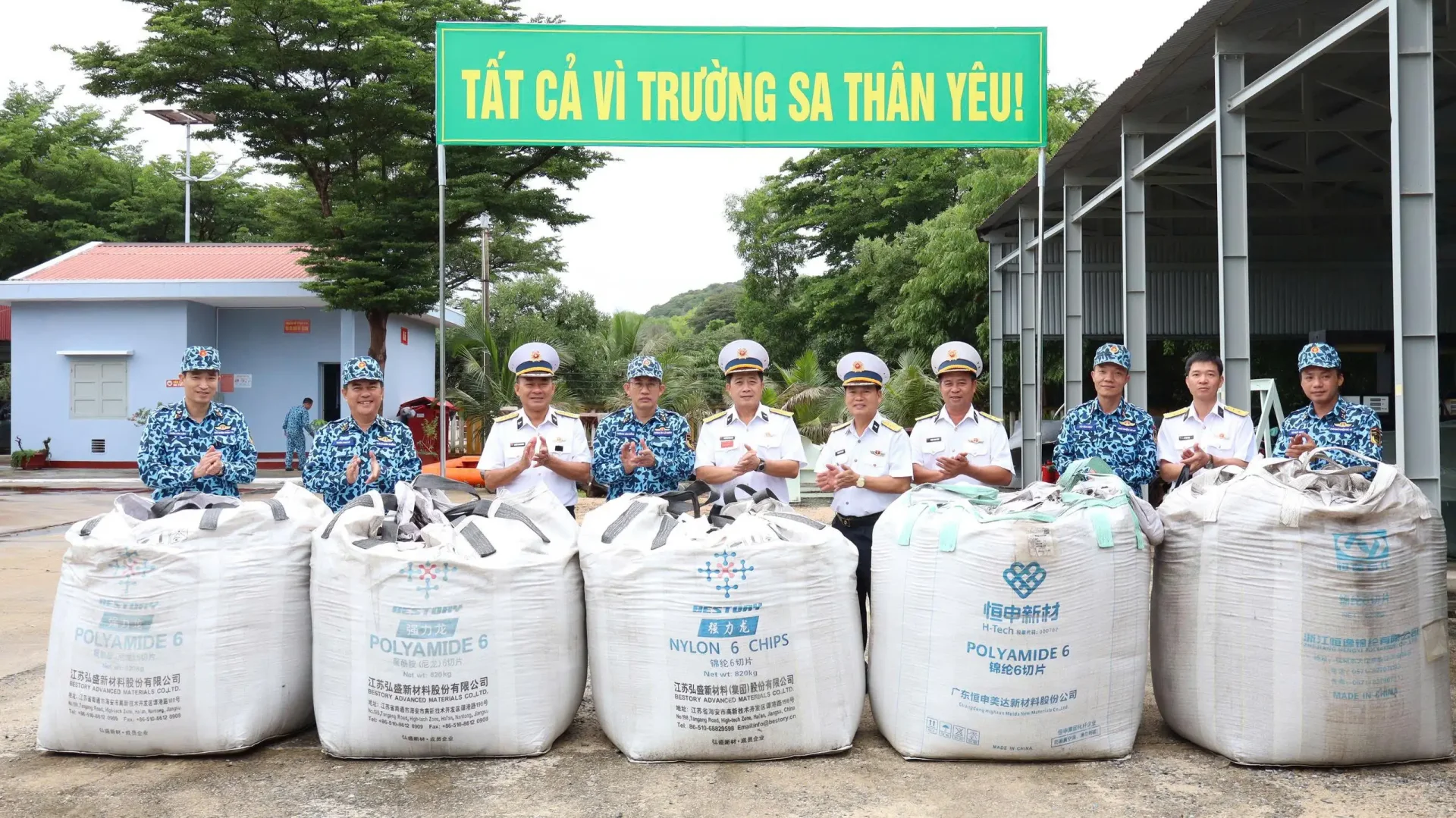 Vùng 4 Hải quân tiếp nhận 4.000 cây giống và 5 tấn phân vi sinh hỗ trợ “Xanh hóa Trường Sa” 4 Vùng 4 Hải quân tiếp nhận 4.000 cây giống và 5 tấn phân vi sinh hỗ trợ “Xanh hóa Trường Sa”