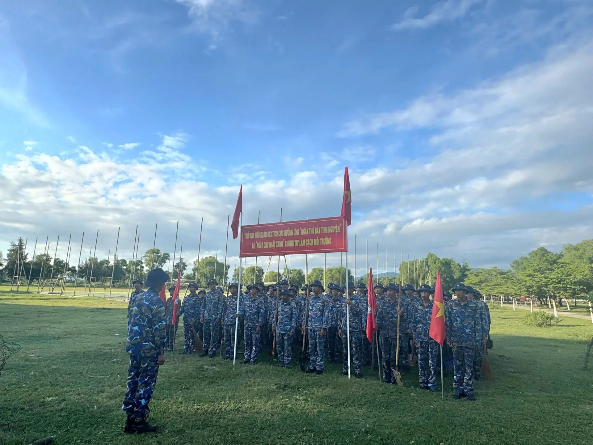 Lữ đoàn 101: Phát huy tinh thần xung kích trong “Ngày thứ Bảy tình nguyện” 1 Lữ đoàn 101: Phát huy tinh thần xung kích trong “Ngày thứ Bảy tình nguyện”