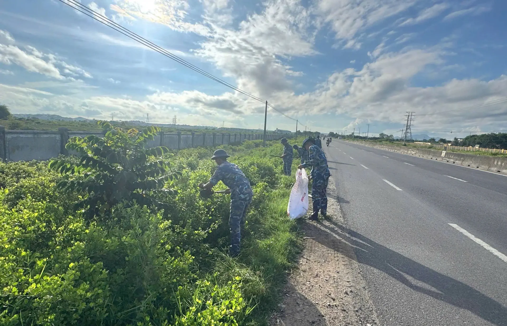 Lữ đoàn 101: Phát huy tinh thần xung kích trong “Ngày thứ Bảy tình nguyện” 4 Lữ đoàn 101: Phát huy tinh thần xung kích trong “Ngày thứ Bảy tình nguyện”