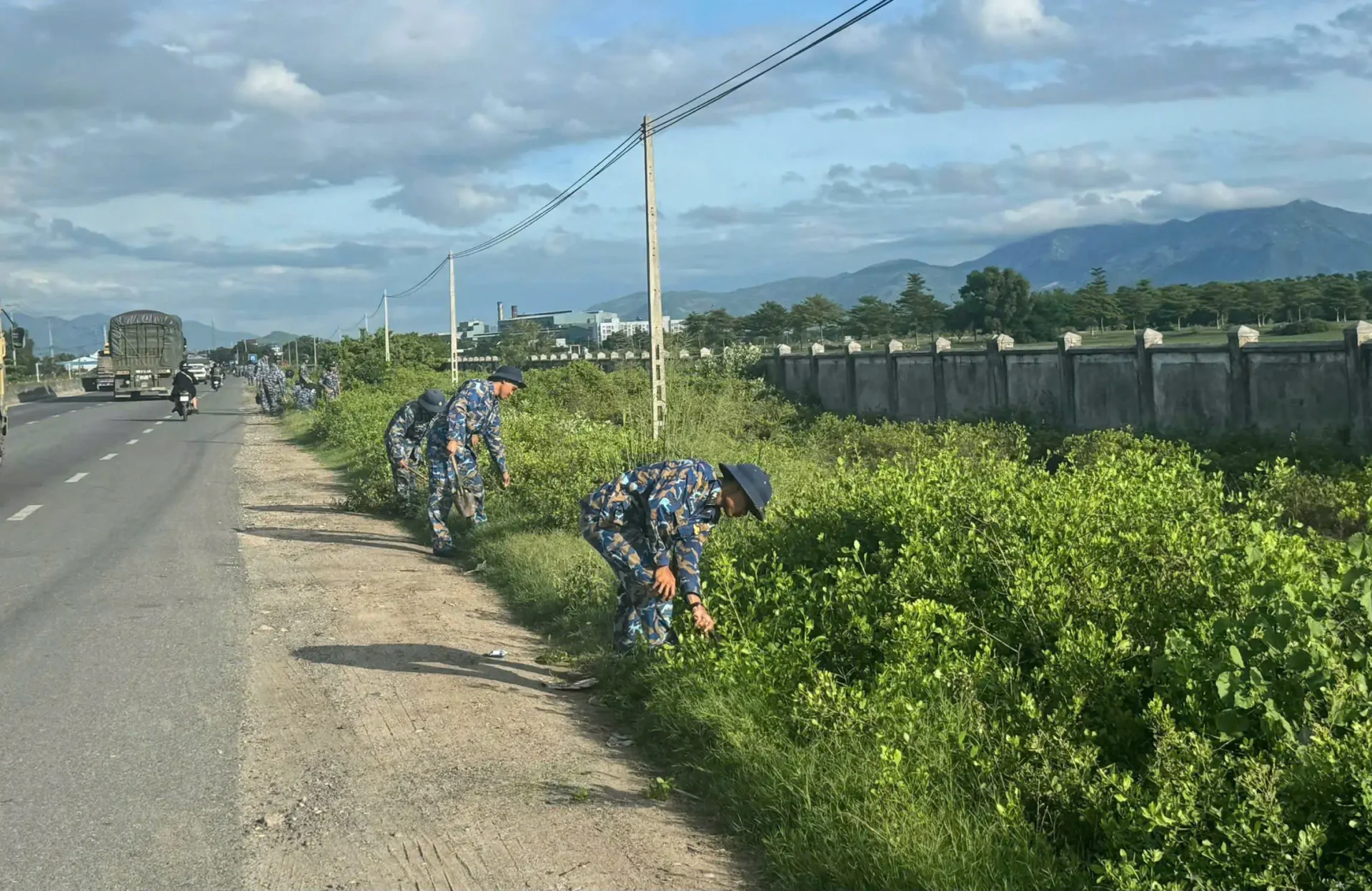Lữ đoàn 101: Phát huy tinh thần xung kích trong “Ngày thứ Bảy tình nguyện” 5 Lữ đoàn 101: Phát huy tinh thần xung kích trong “Ngày thứ Bảy tình nguyện”